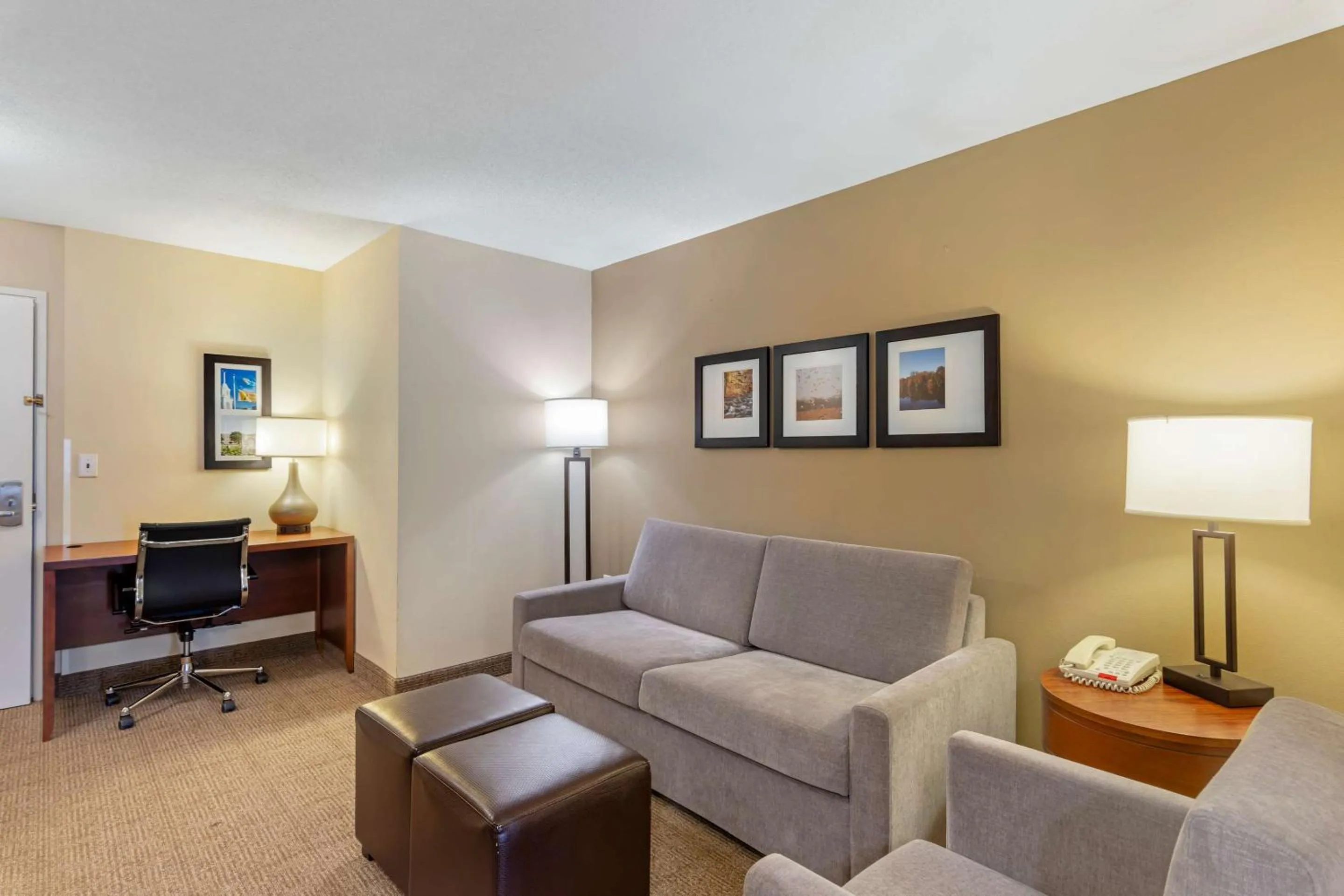 Bedroom in Comfort Inn & Suites Dover near Speedway