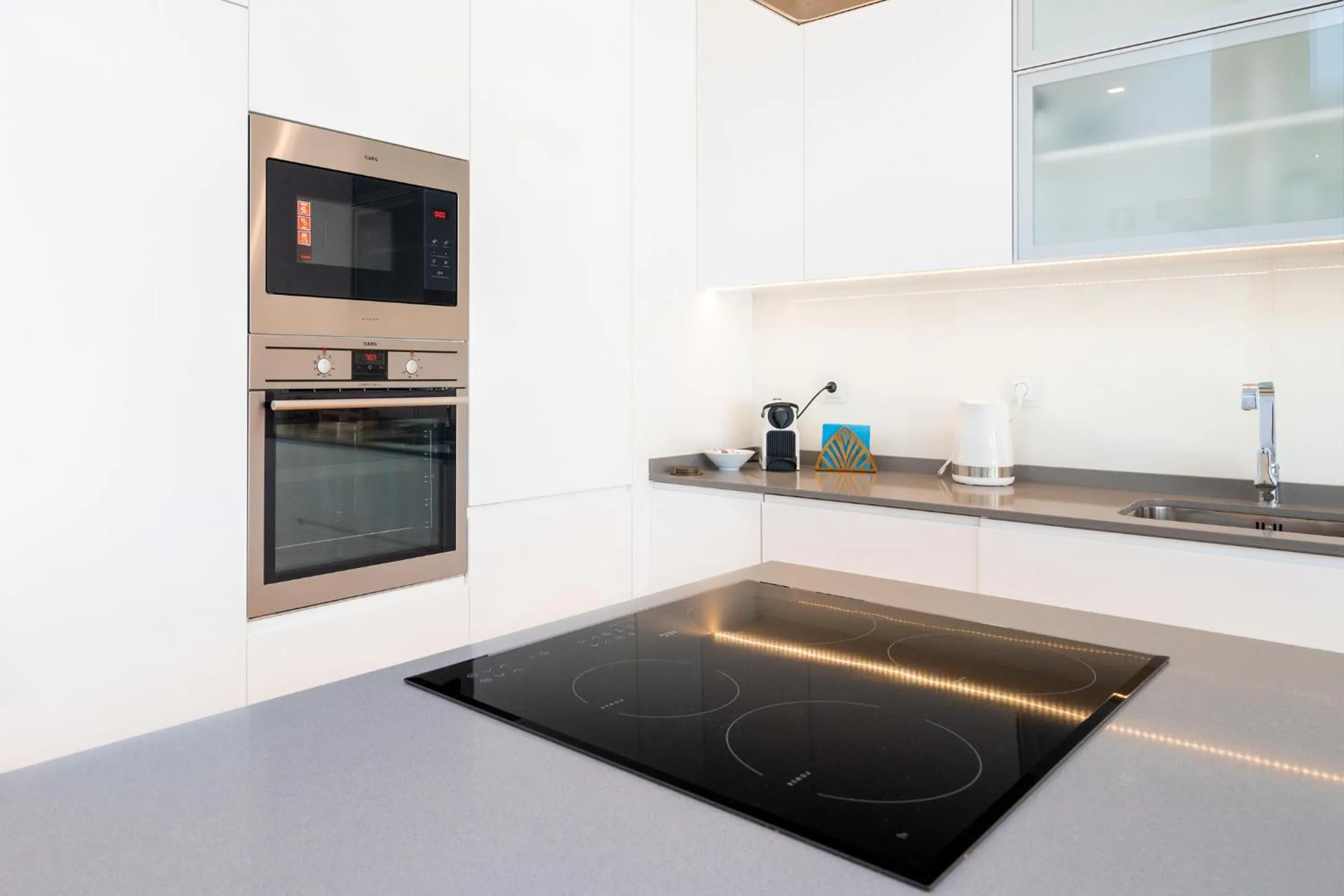 Kitchen or kitchenette in LXLUXHOME - Combro Luxury Apartment