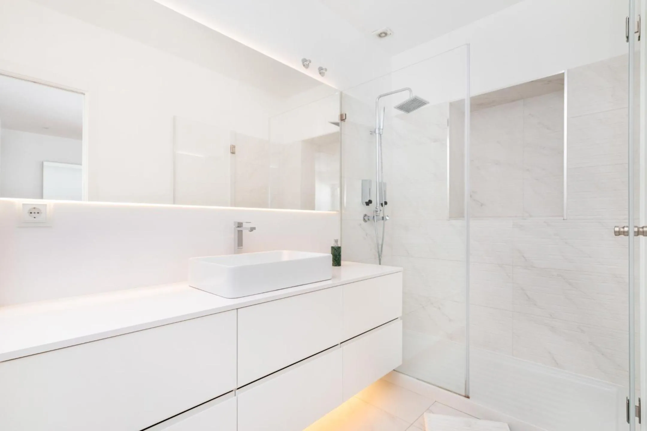 Shower in LXLUXHOME - Combro Luxury Apartment