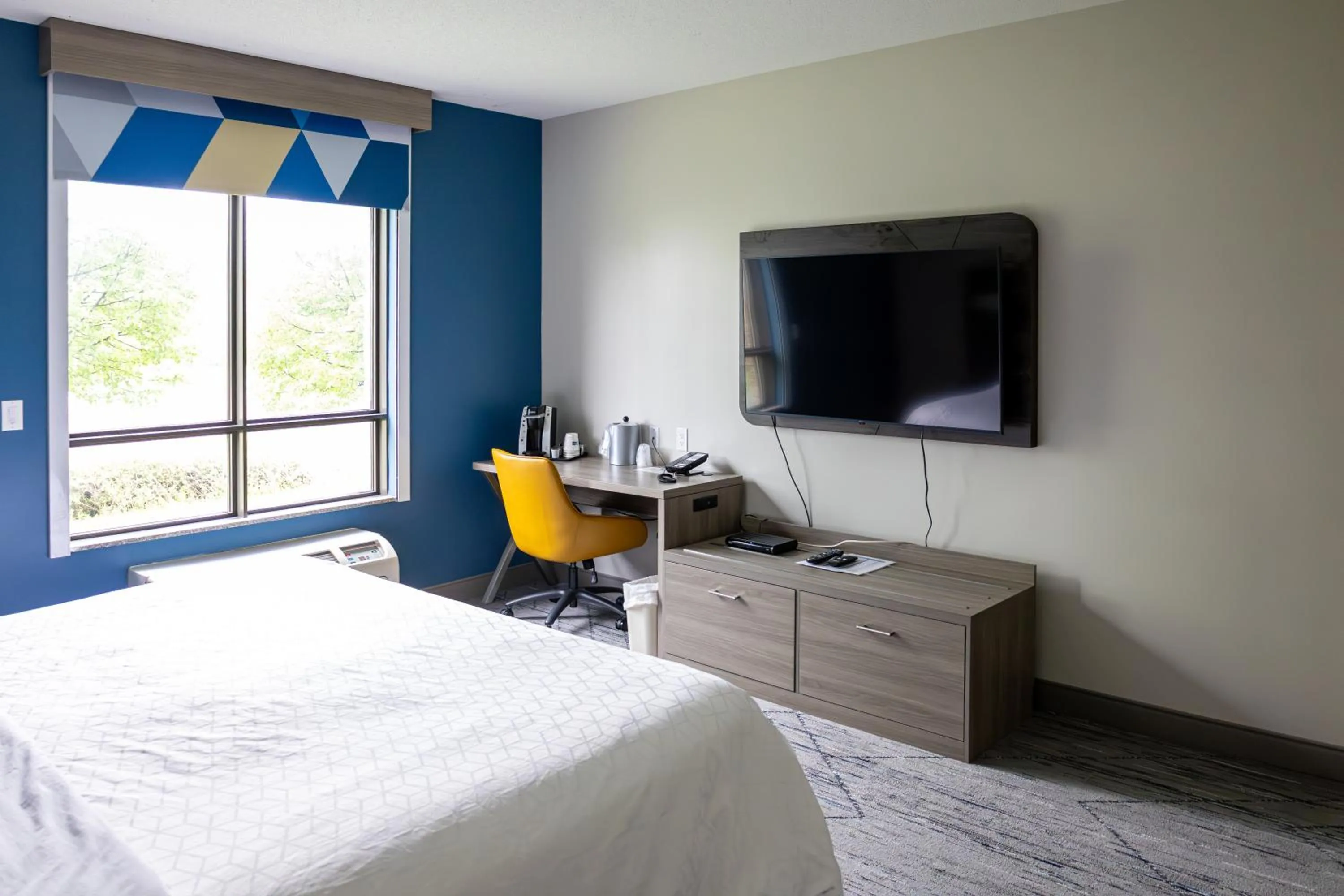 Bed in Holiday Inn Express Hotel & Suites Brockville by IHG