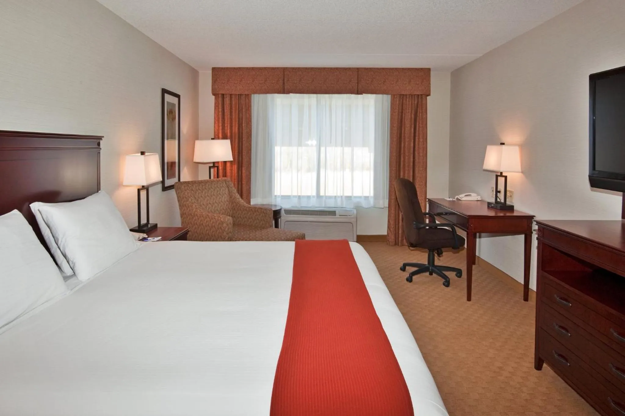 Photo of the whole room, Bed in Holiday Inn Express Hotel & Suites Brockville by IHG