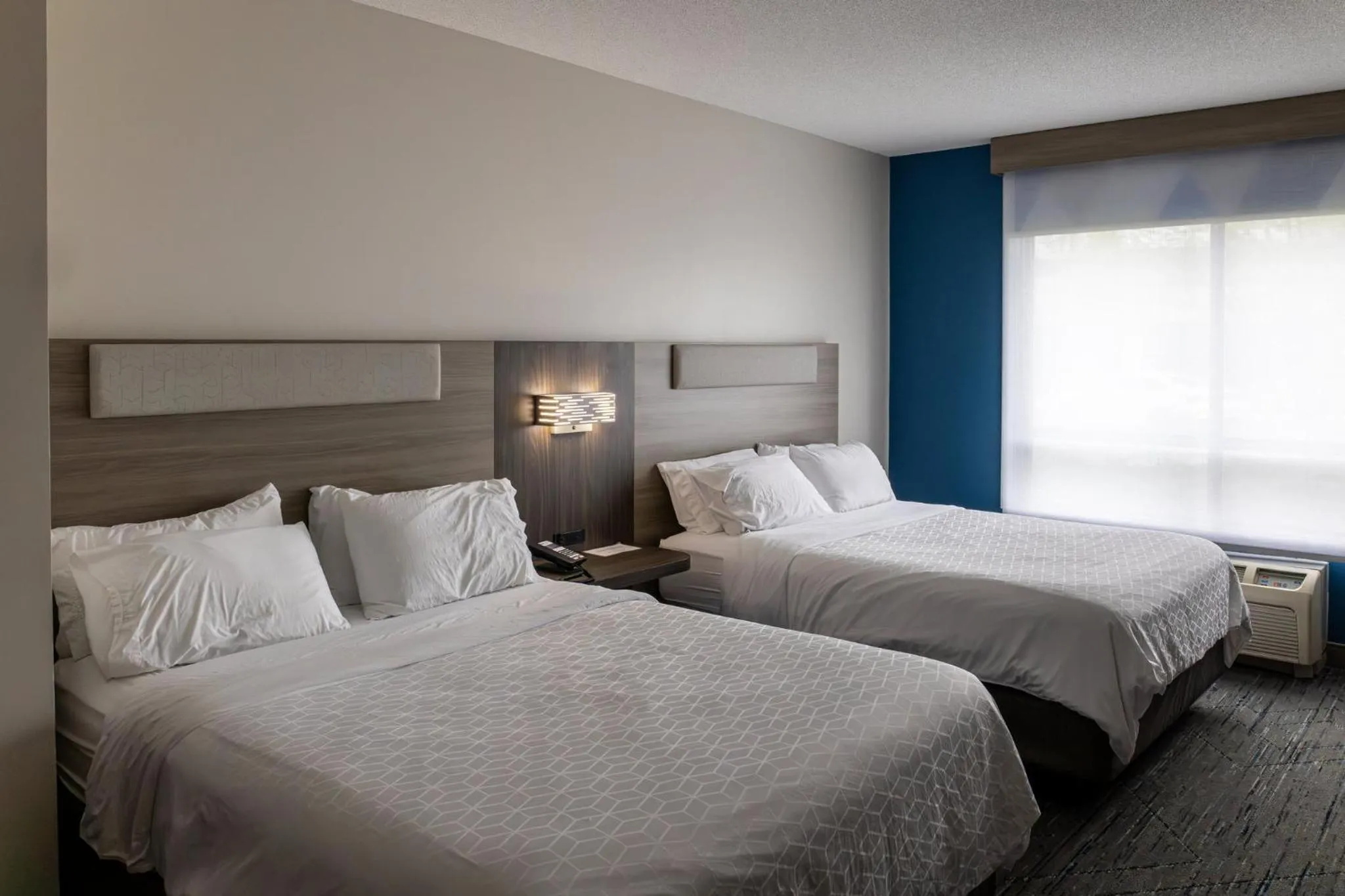 Photo of the whole room, Bed in Holiday Inn Express Hotel & Suites Brockville by IHG