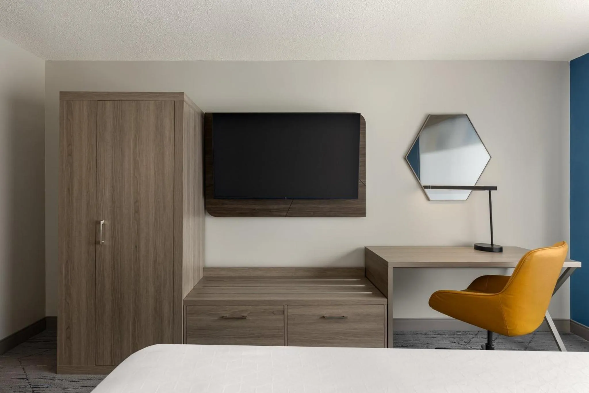 Photo of the whole room, Bed in Holiday Inn Express Hotel & Suites Brockville by IHG