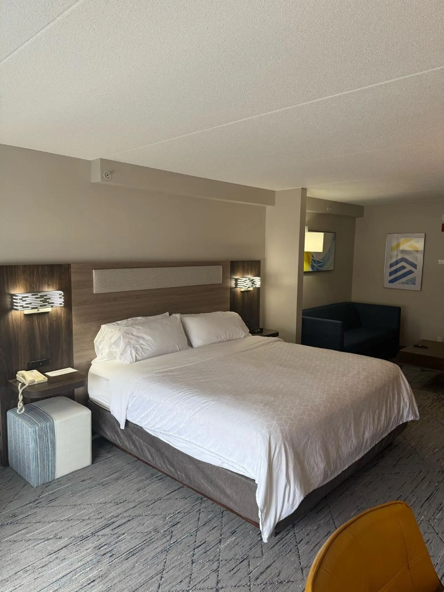 Bed in Holiday Inn Express Hotel & Suites Brockville by IHG