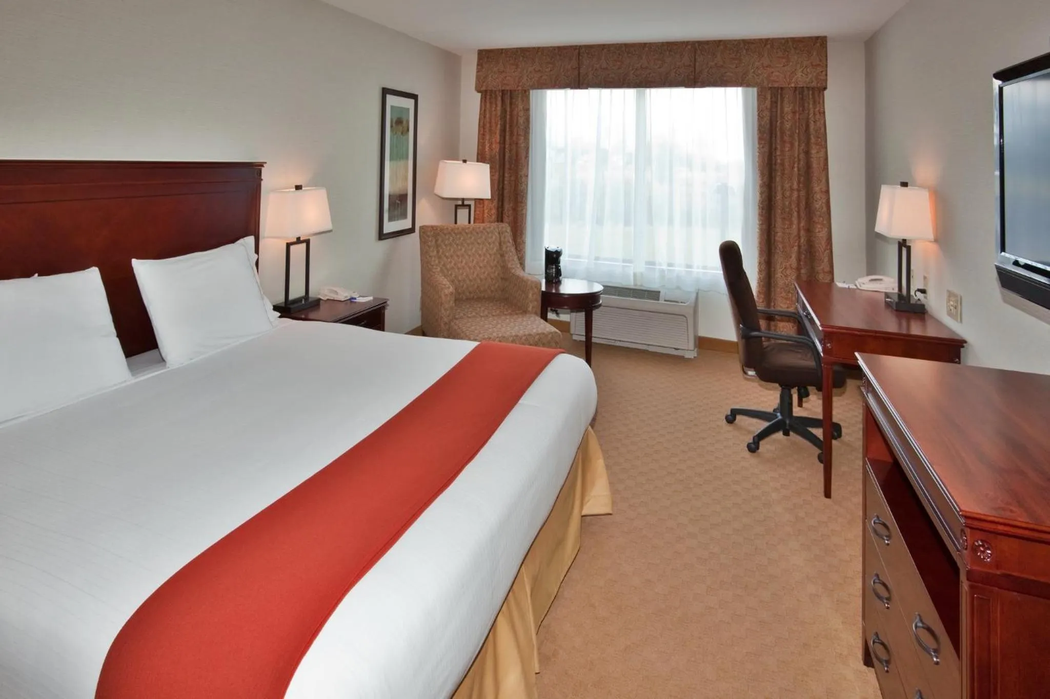 Photo of the whole room, Bed in Holiday Inn Express Hotel & Suites Brockville by IHG