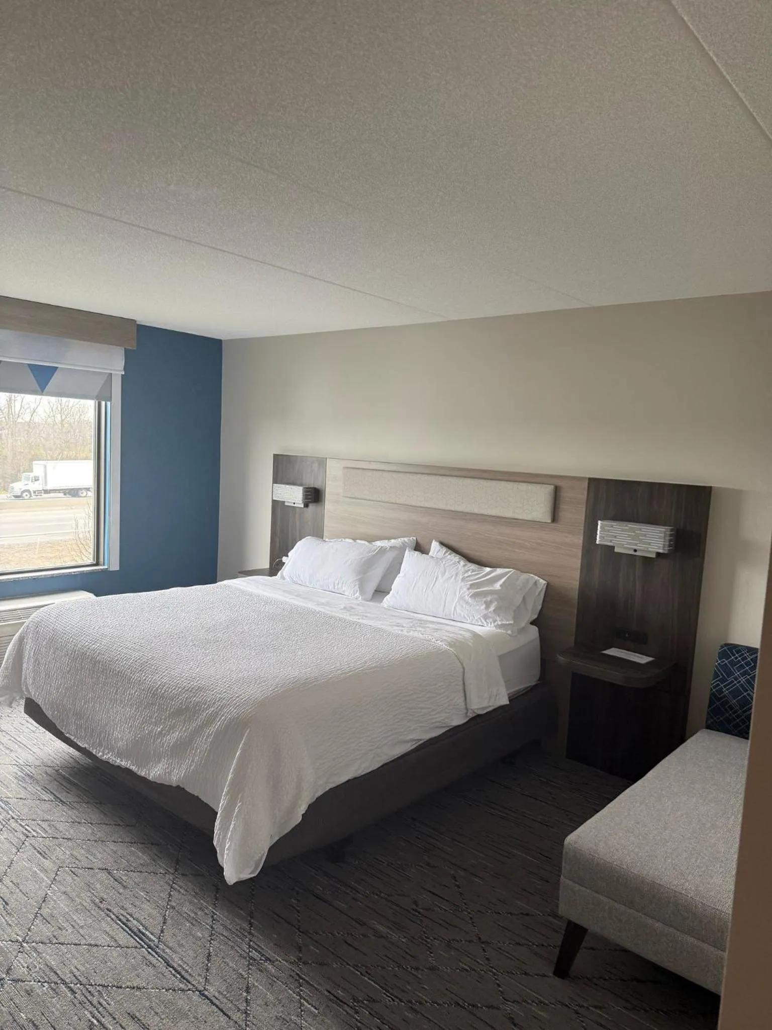 Bed in Holiday Inn Express Hotel & Suites Brockville by IHG