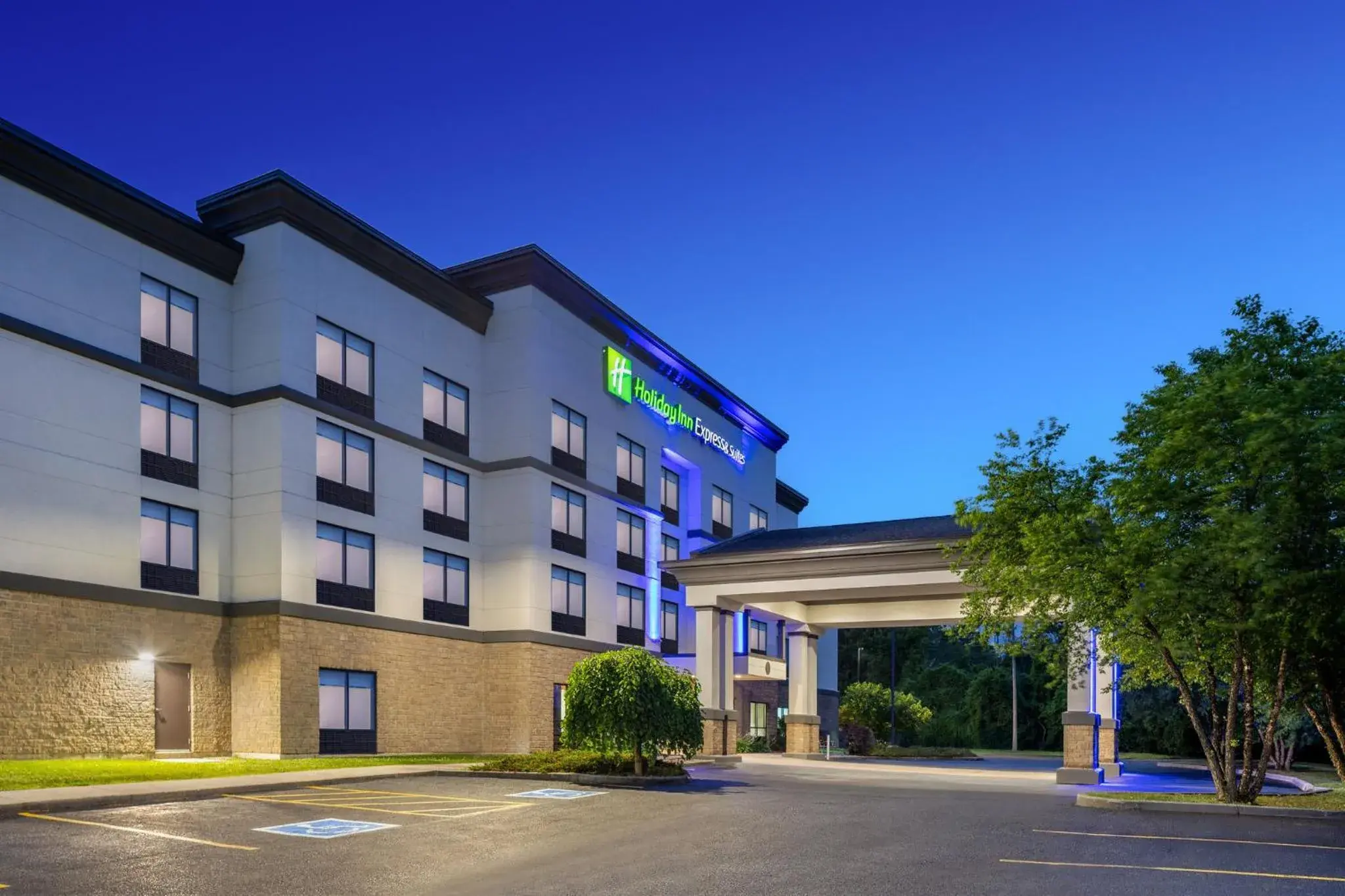 Property building in Holiday Inn Express Hotel & Suites Brockville by IHG Property building in Holiday Inn Express Hotel & Suites Brockville by IHG