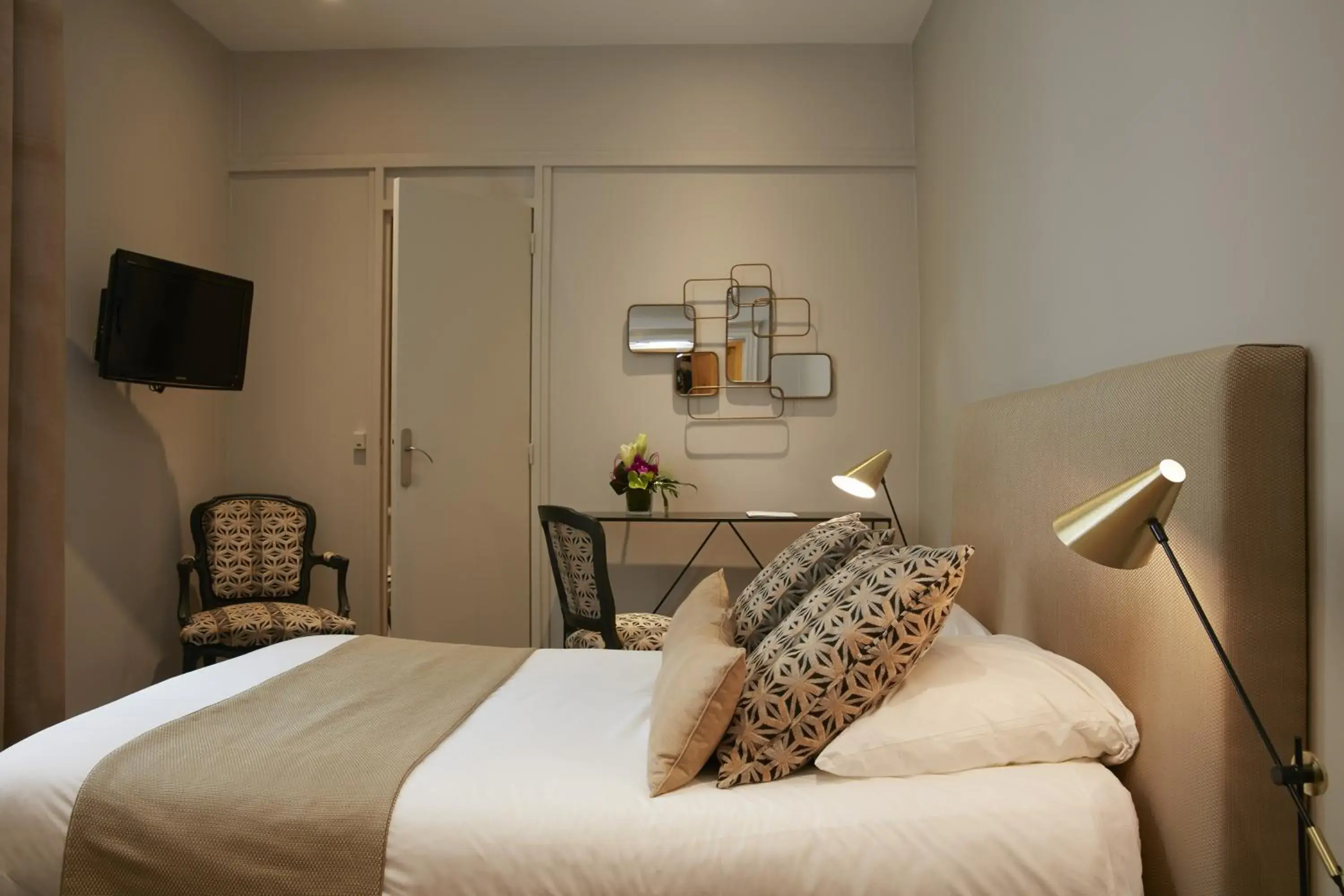 Photo of the whole room, Bed in Logis Hôtel - Restaurant Maison Claude Darroze Photo of the whole room, Bed in Logis Hôtel - Restaurant Maison Claude Darroze