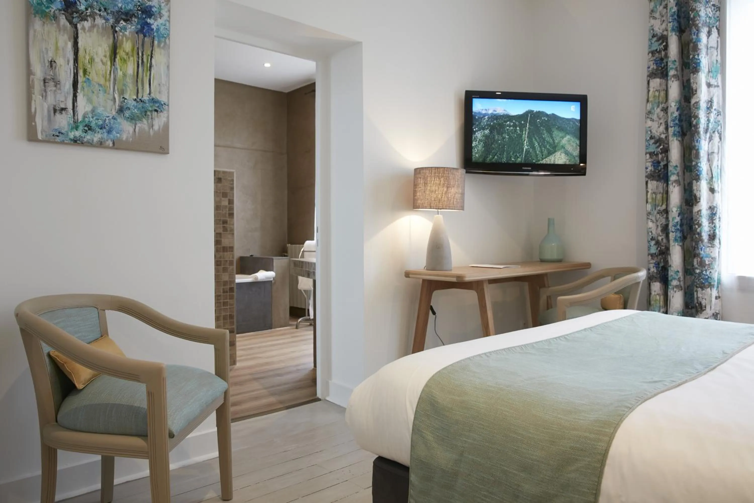 Bathroom, Bed in Logis Hôtel - Restaurant Maison Claude Darroze