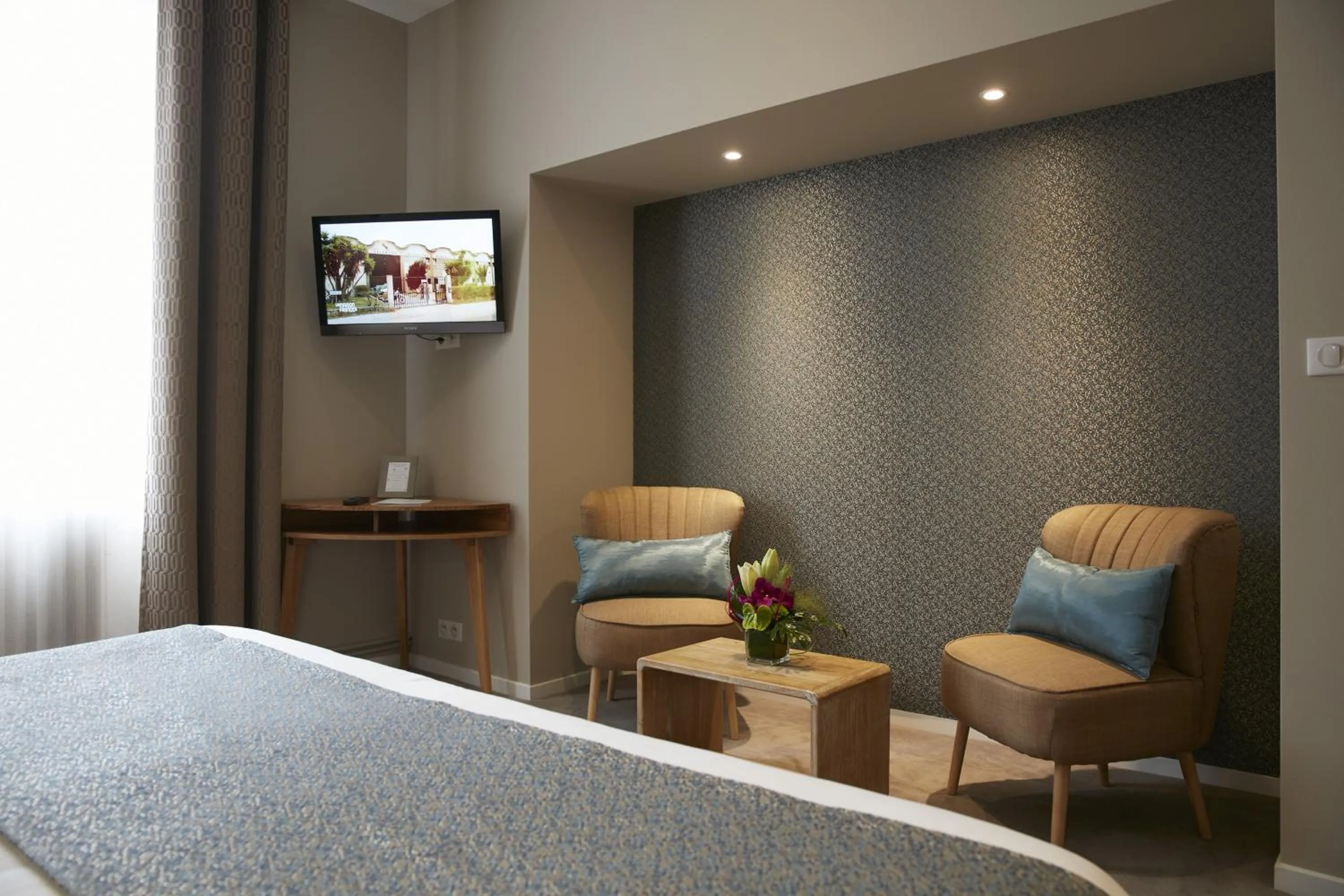 Decorative detail, Bed in Logis Hôtel - Restaurant Maison Claude Darroze