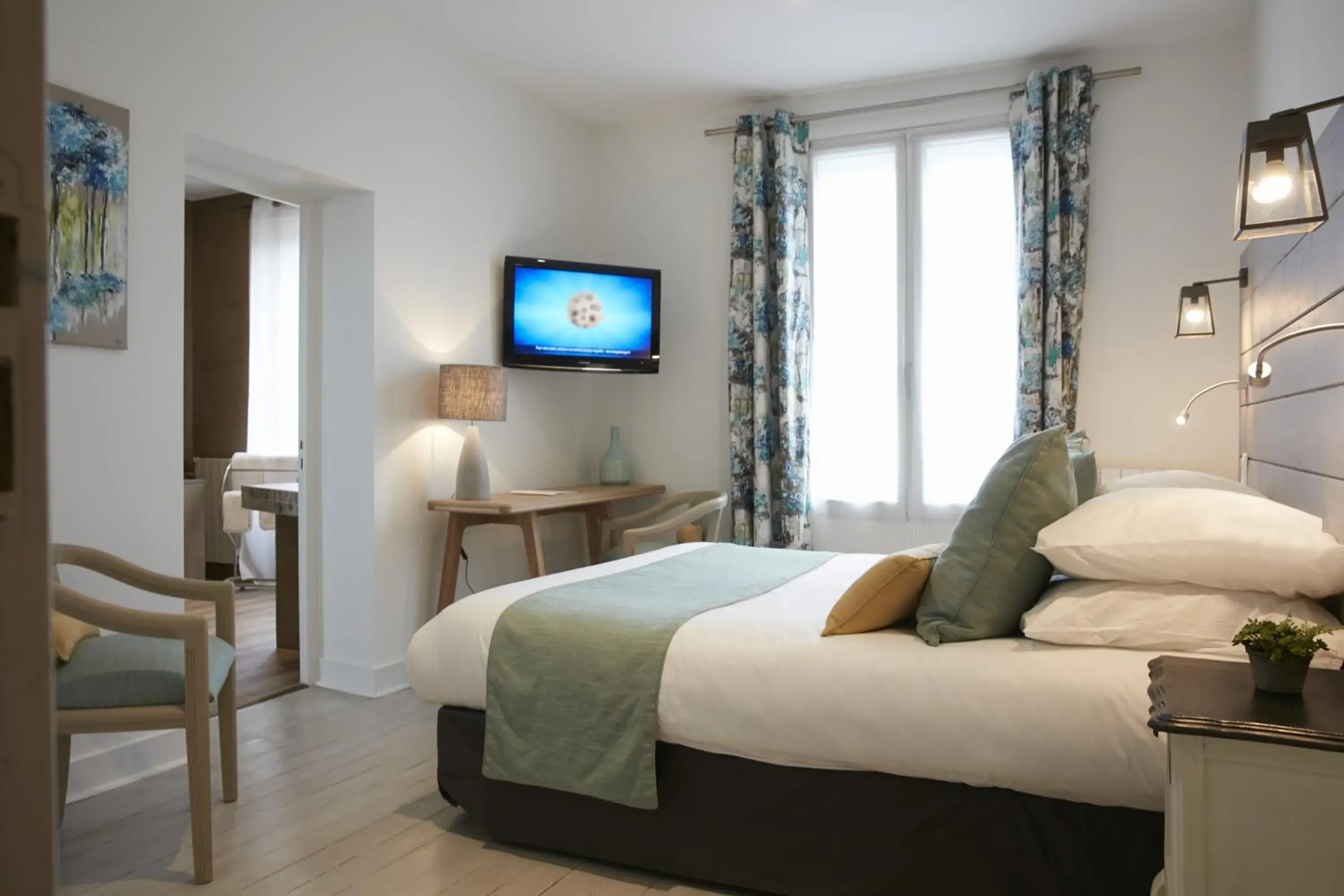 Bedroom, Bed in Logis Hôtel - Restaurant Maison Claude Darroze Bedroom, Bed in Logis Hôtel - Restaurant Maison Claude Darroze