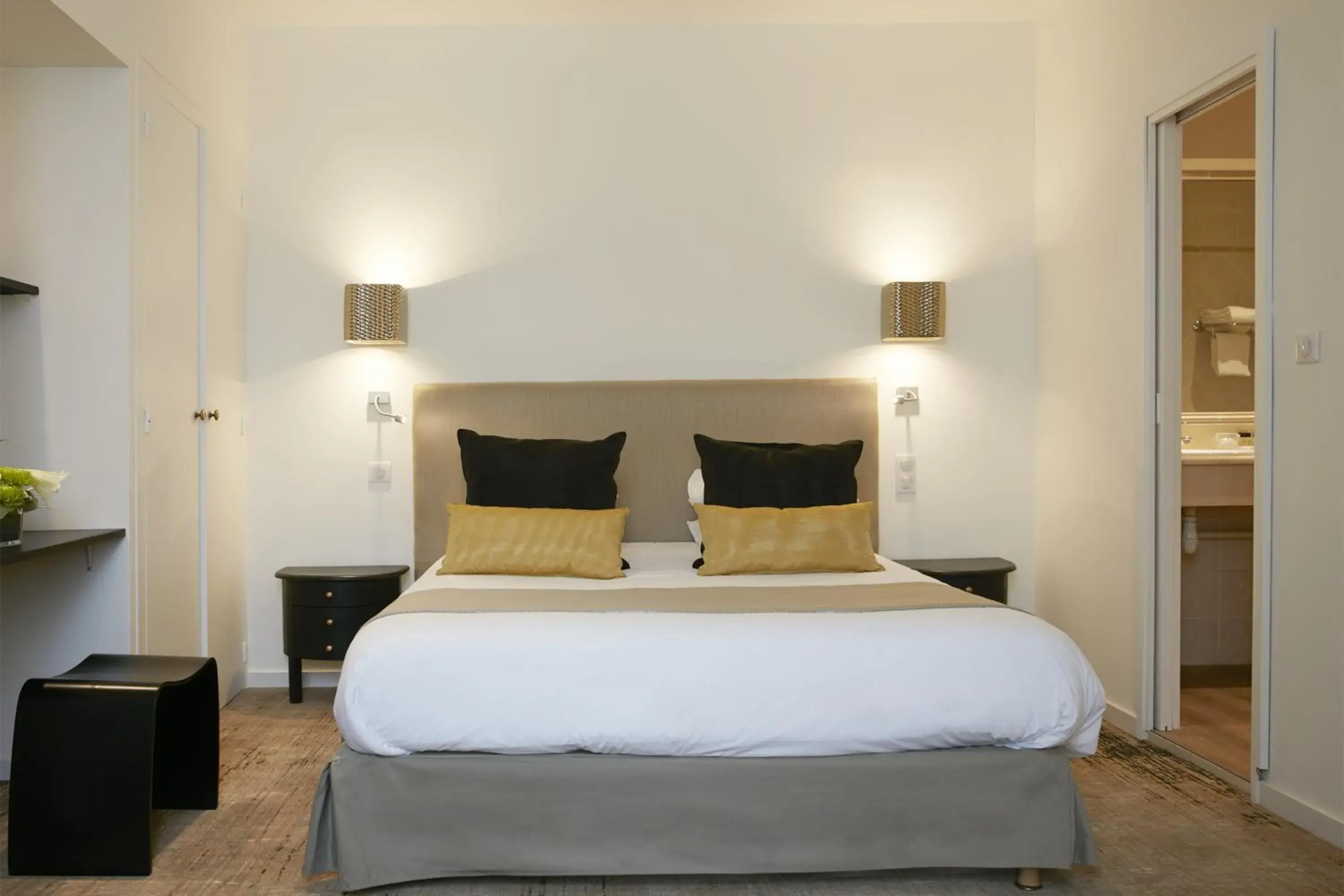 Bedroom, Bed in Logis Hôtel - Restaurant Maison Claude Darroze Bedroom, Bed in Logis Hôtel - Restaurant Maison Claude Darroze