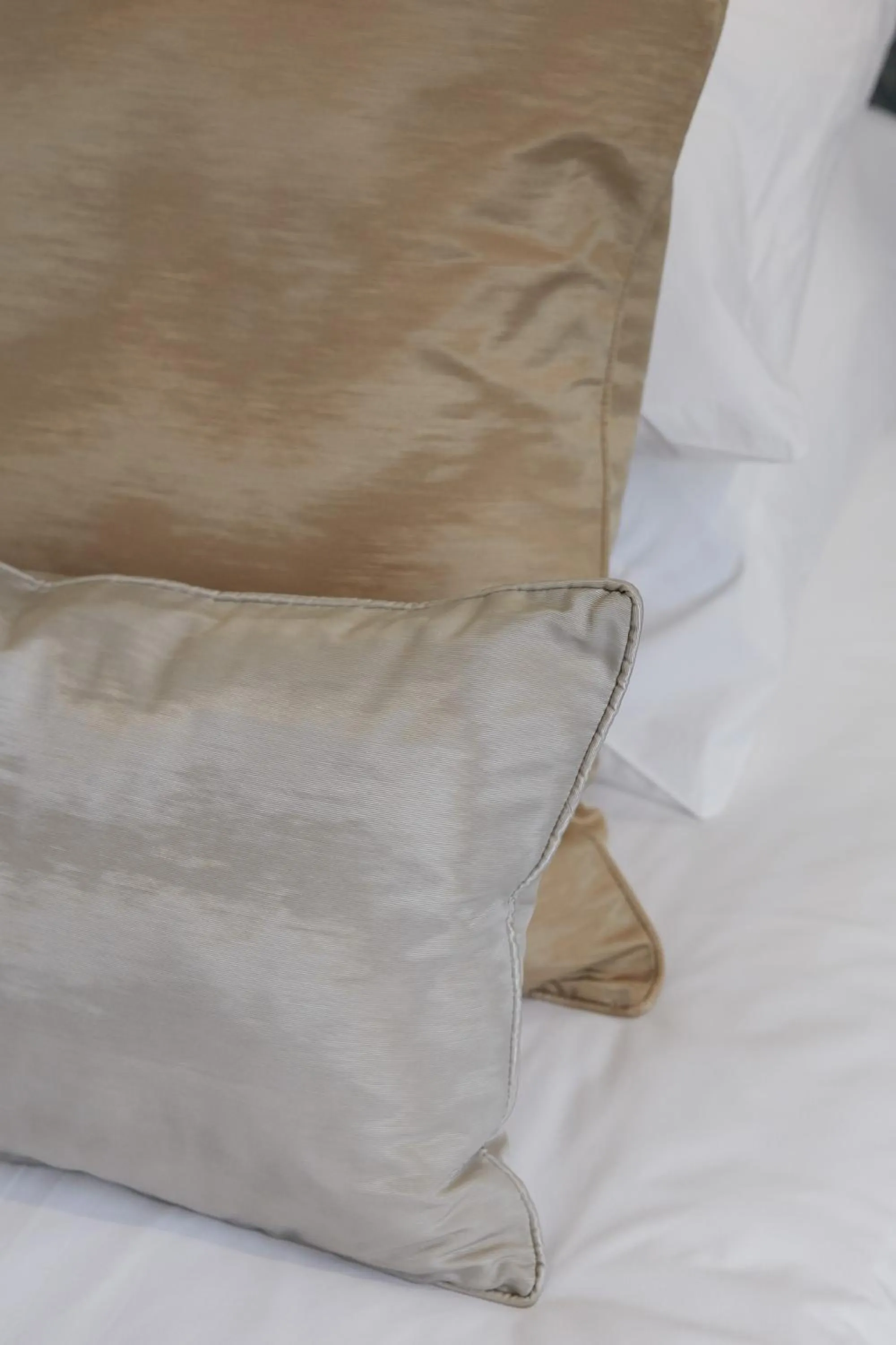 Decorative detail, Bed in Logis Hôtel - Restaurant Maison Claude Darroze