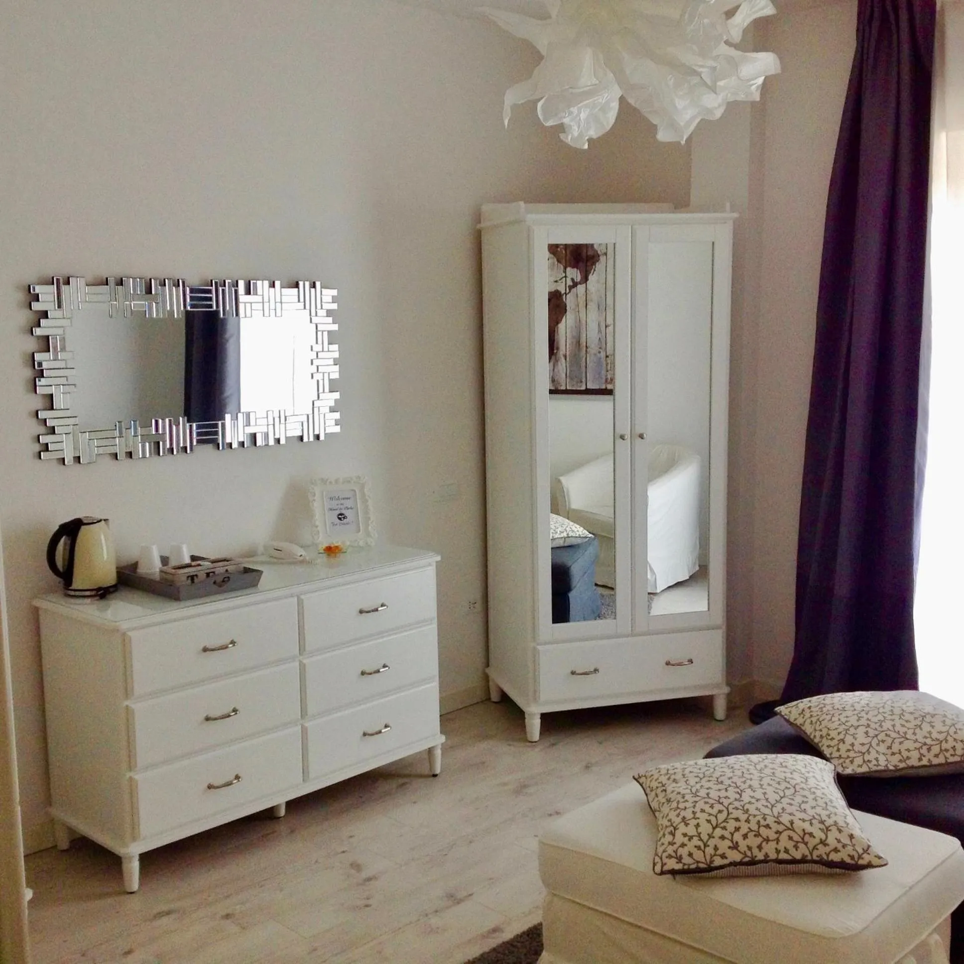 Coffee/tea facilities, Bed in Hotel La Perla