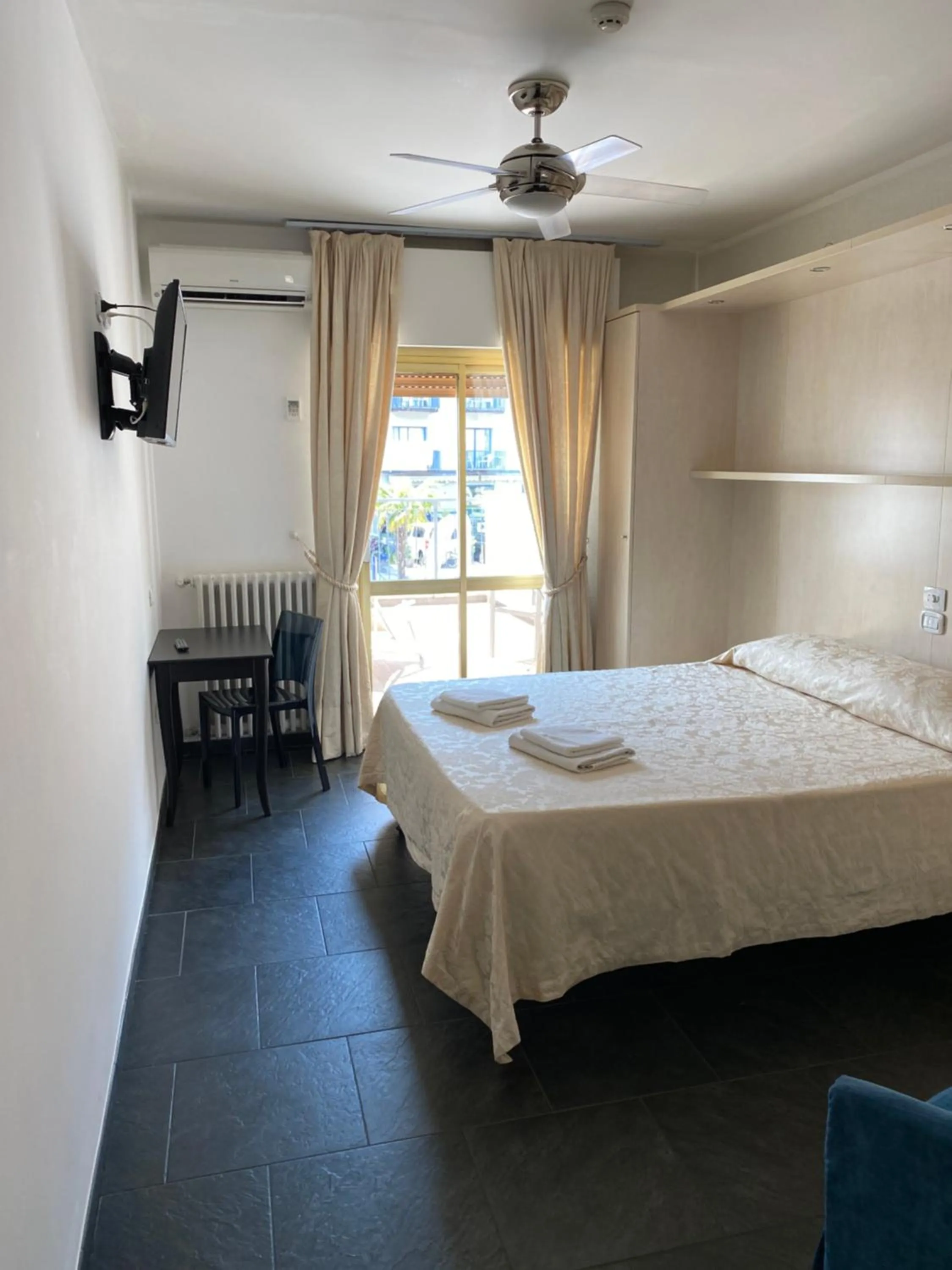 Photo of the whole room, Bed in Hotel La Perla