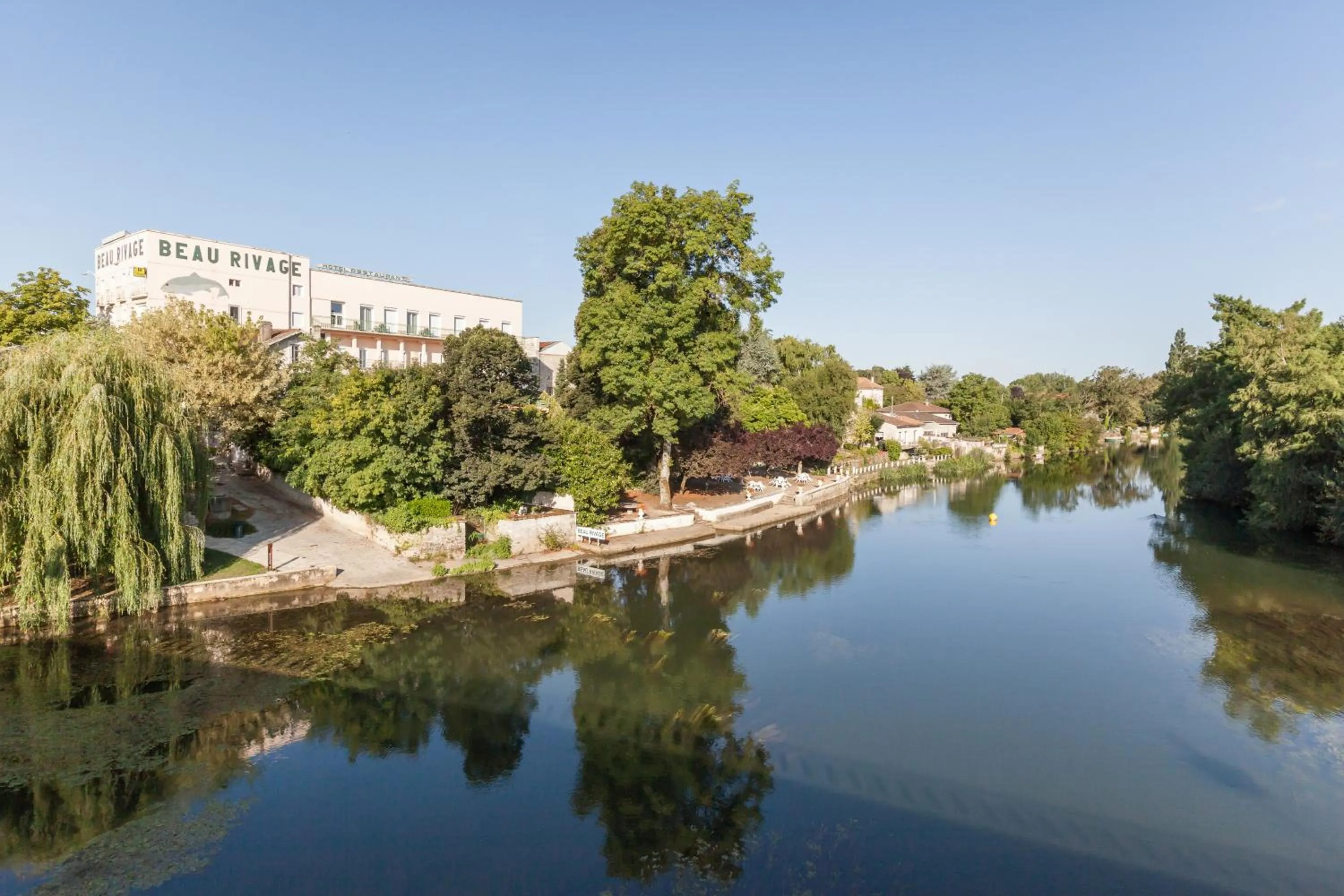 Nearby landmark in hôtel restaurant Beau-rivage
