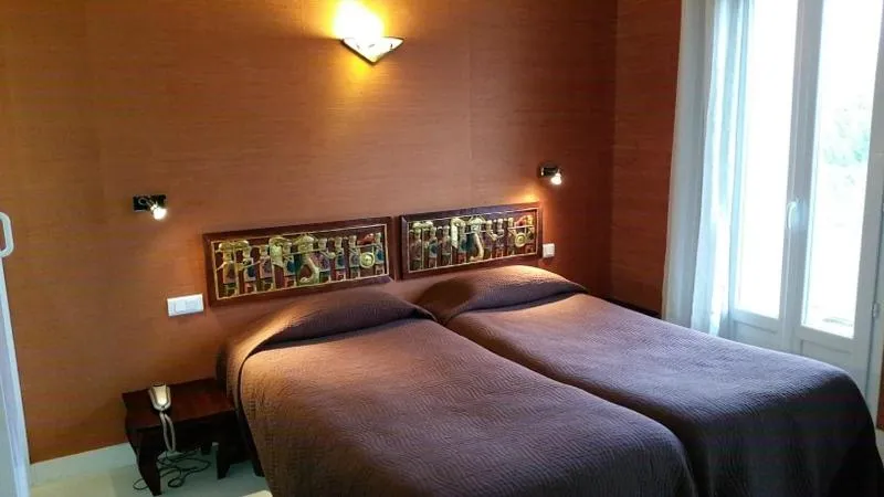 Bed in hôtel restaurant Beau-rivage