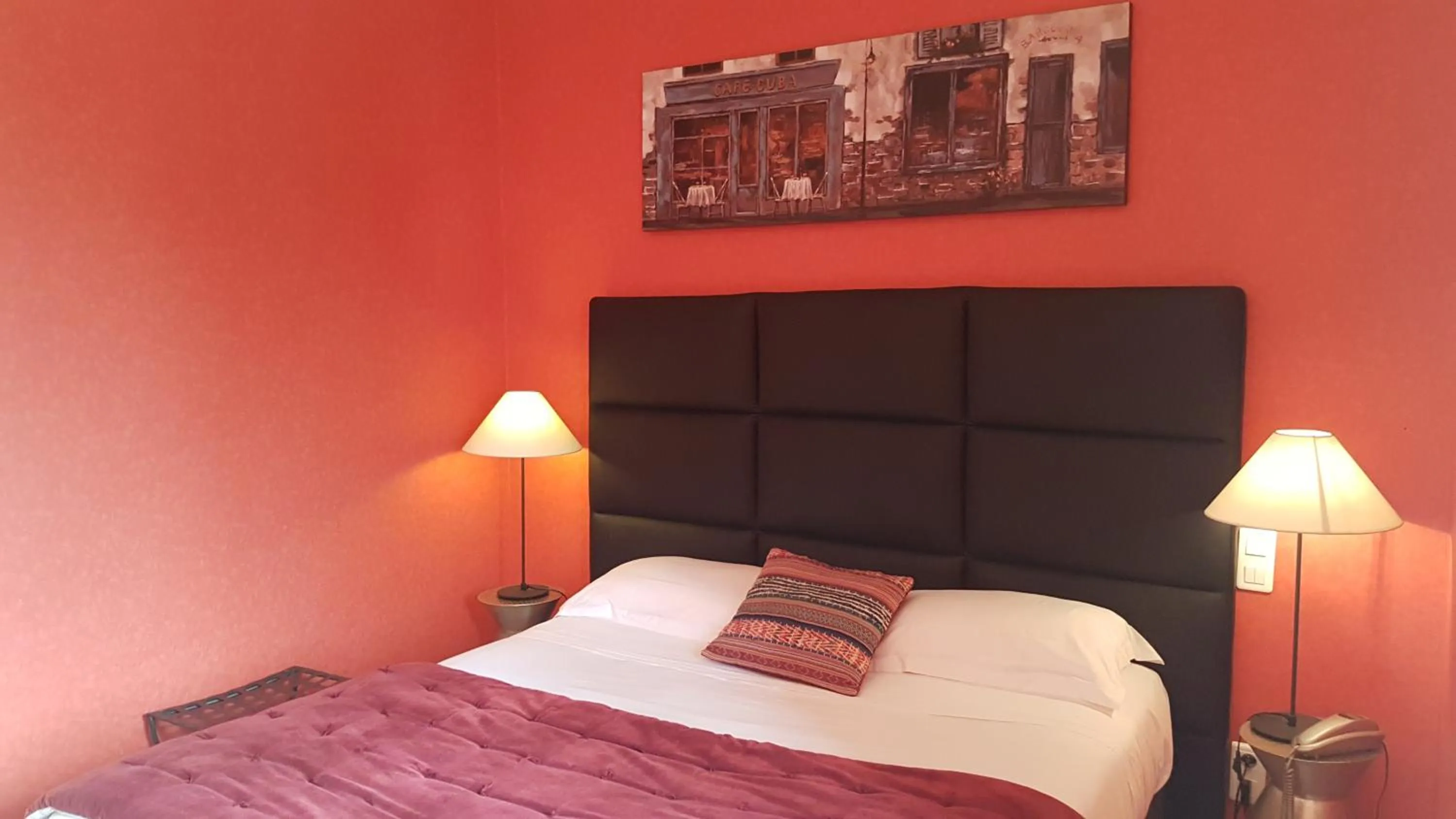 Bed in hôtel restaurant Beau-rivage