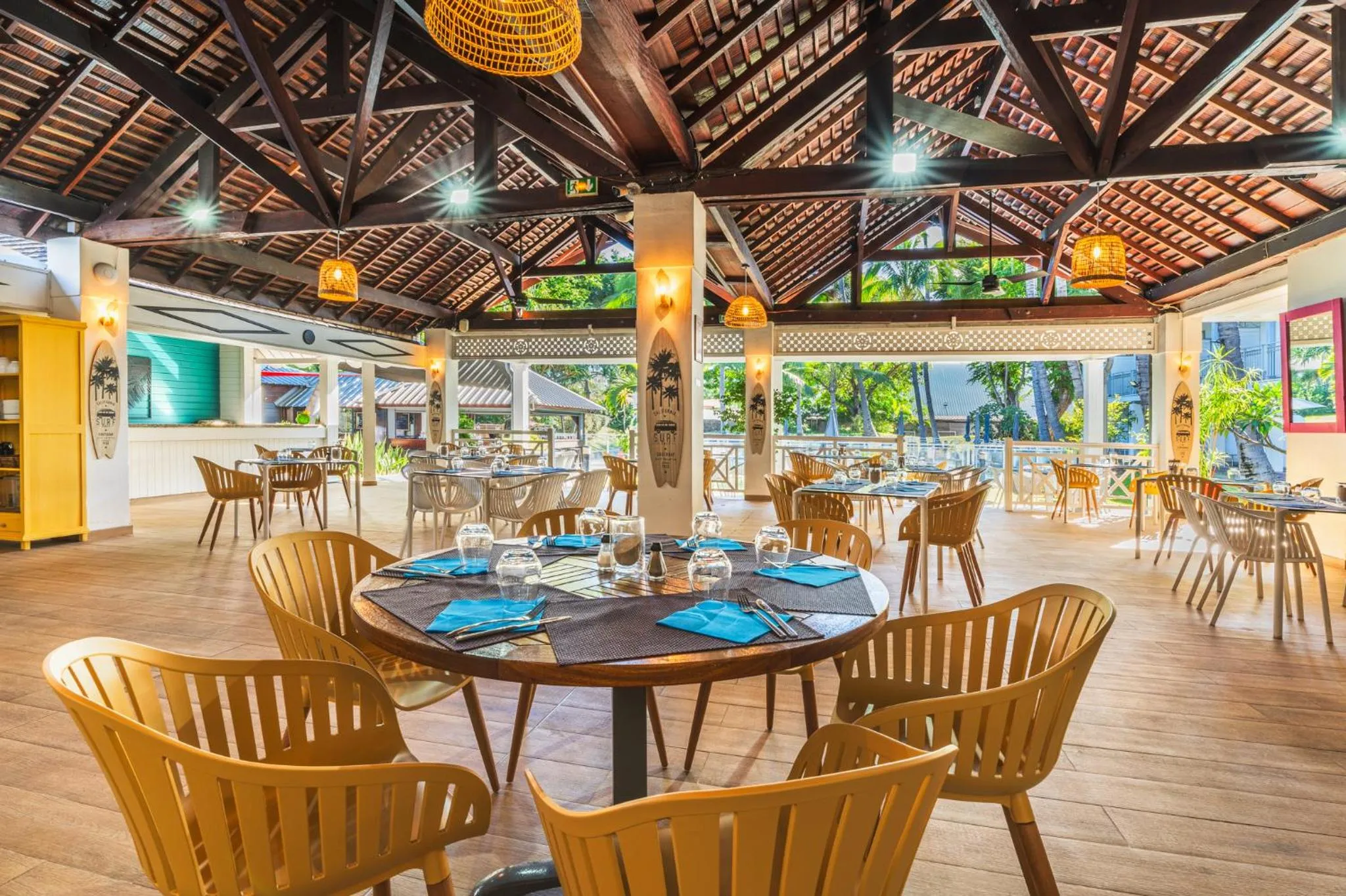 Restaurant/places to eat in Hotel Exsel Alamanda