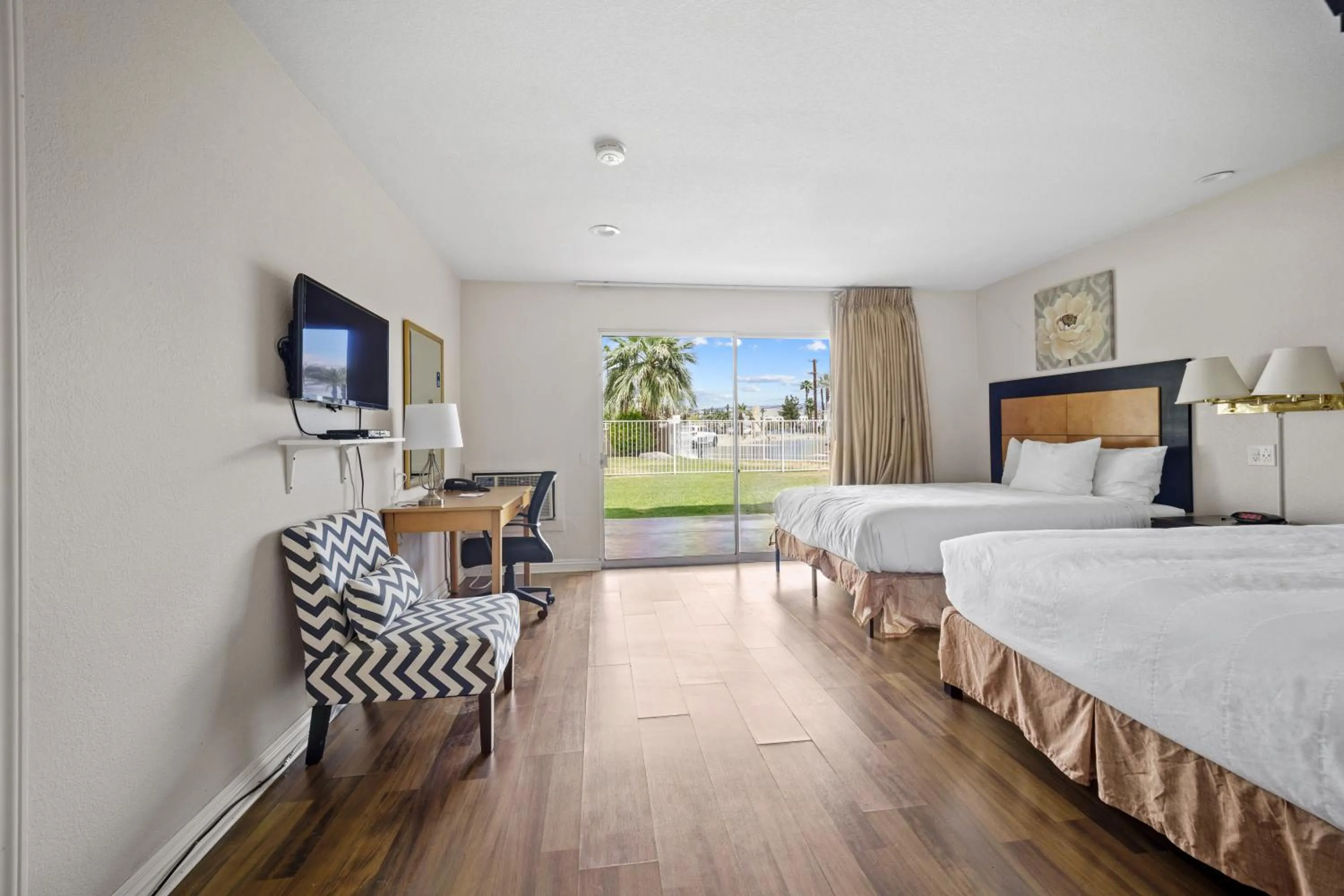 Bed in Sol Springs Inn