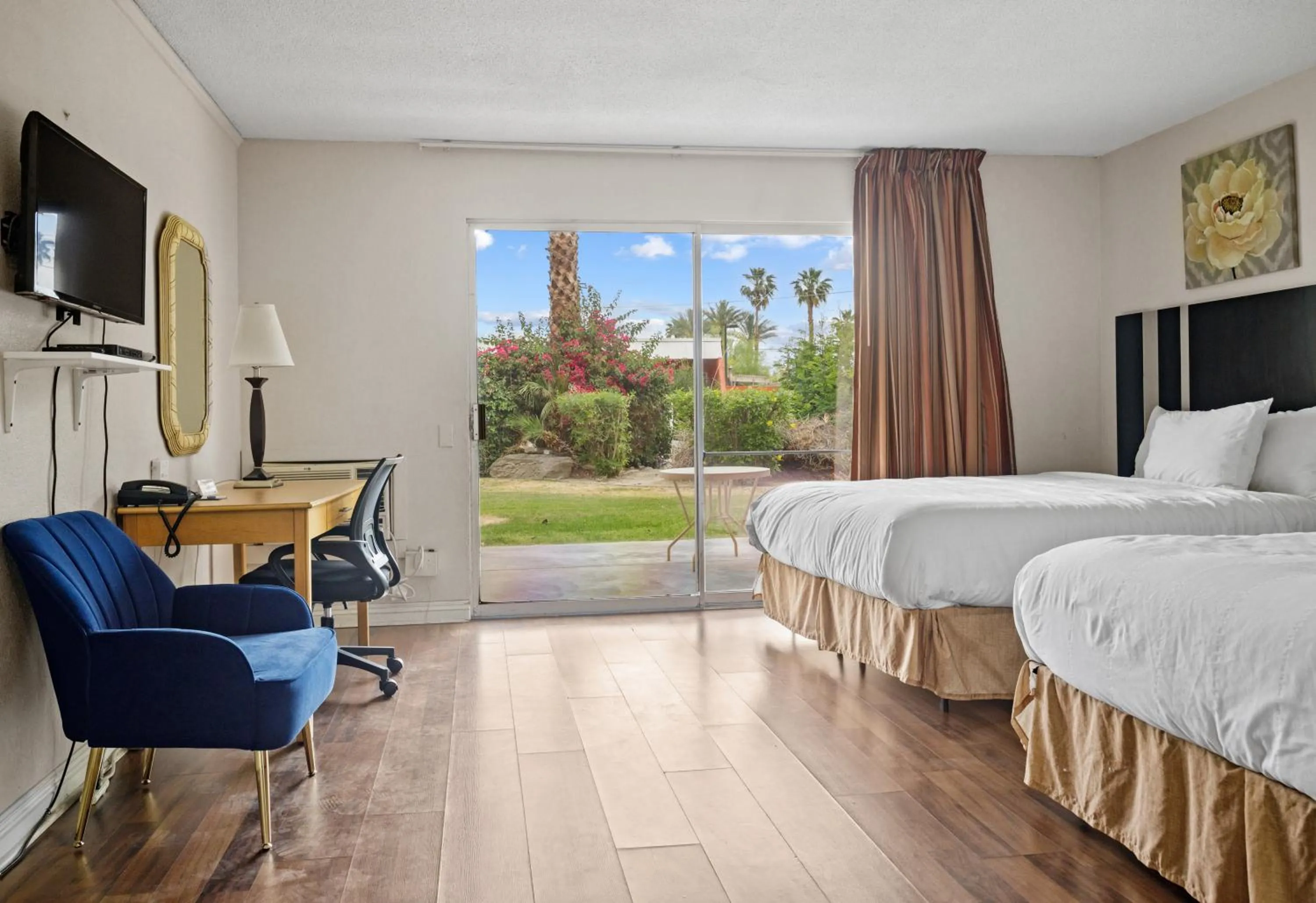 Bed in Sol Springs Inn