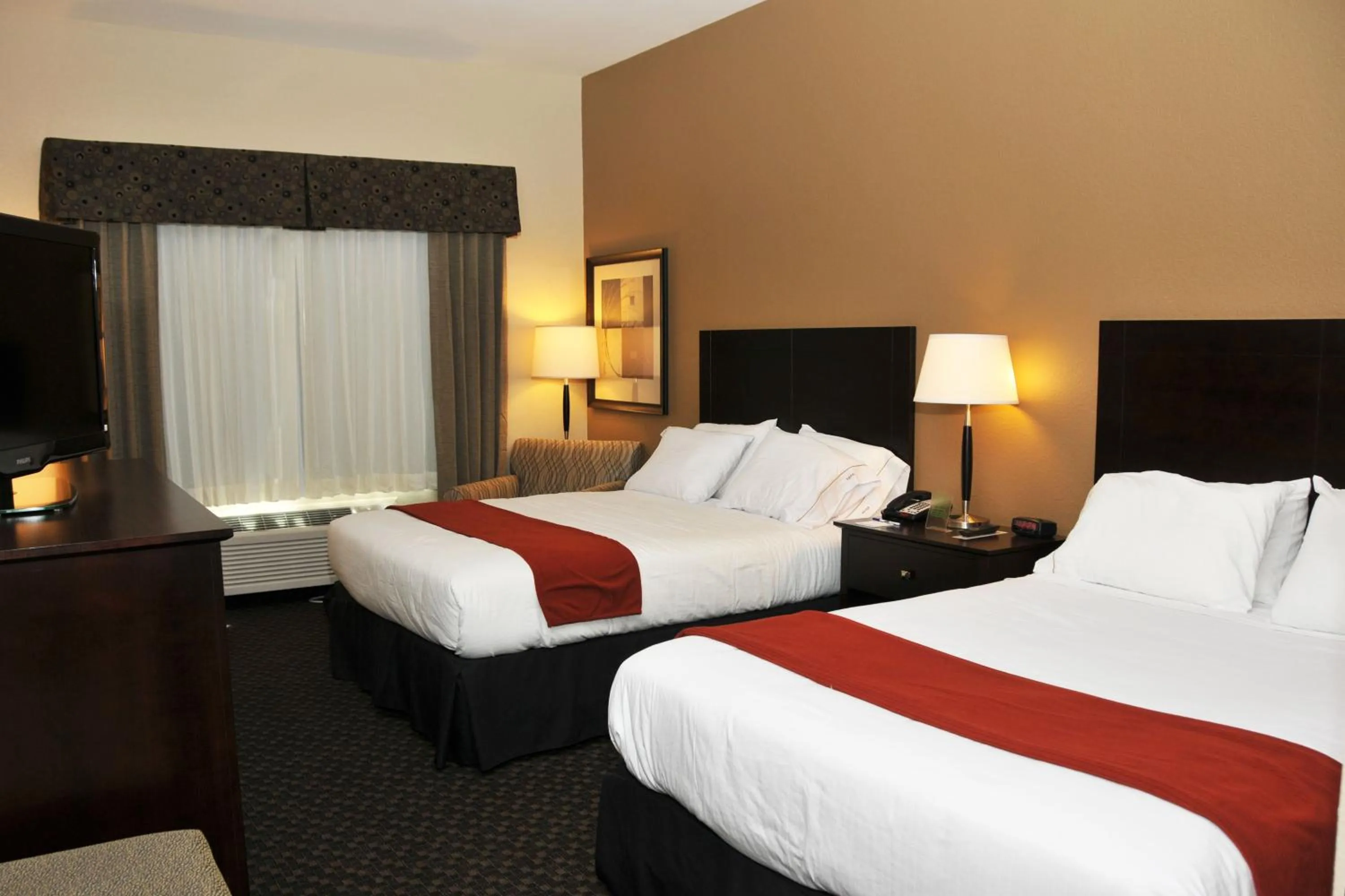 Photo of the whole room, Bed in Holiday Inn Express & Suites Clinton by IHG
