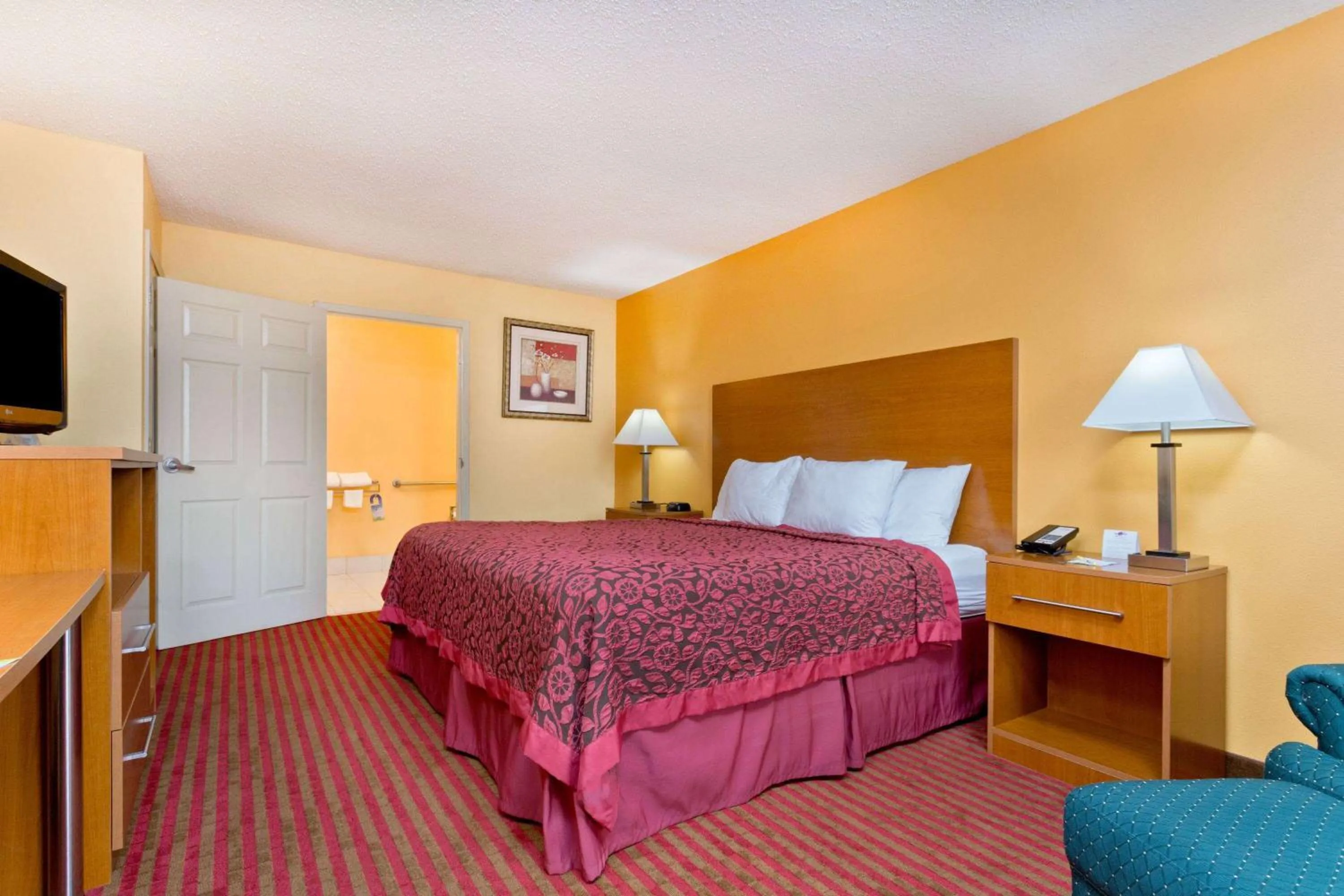 Photo of the whole room, Bed in Days Inn by Wyndham Franklin