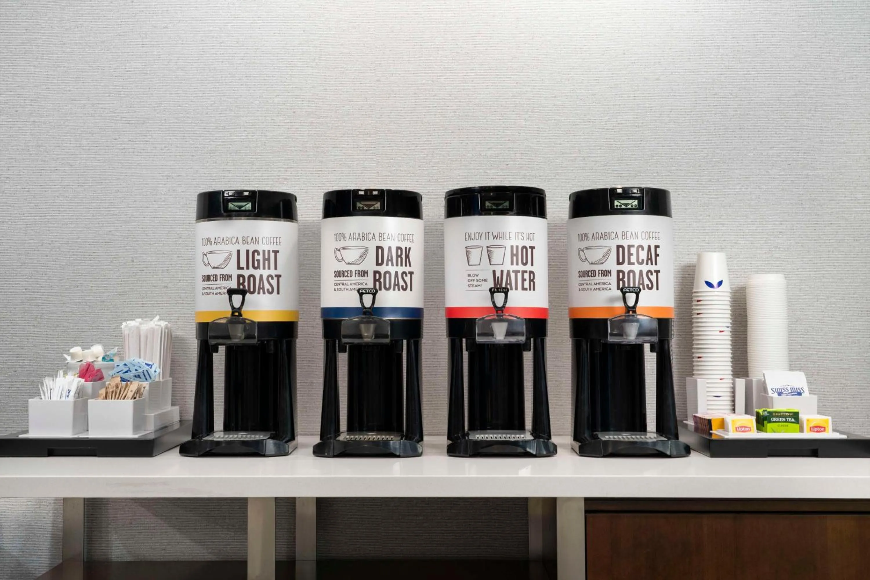 Dining area in Hampton Inn Chicopee - Springfield