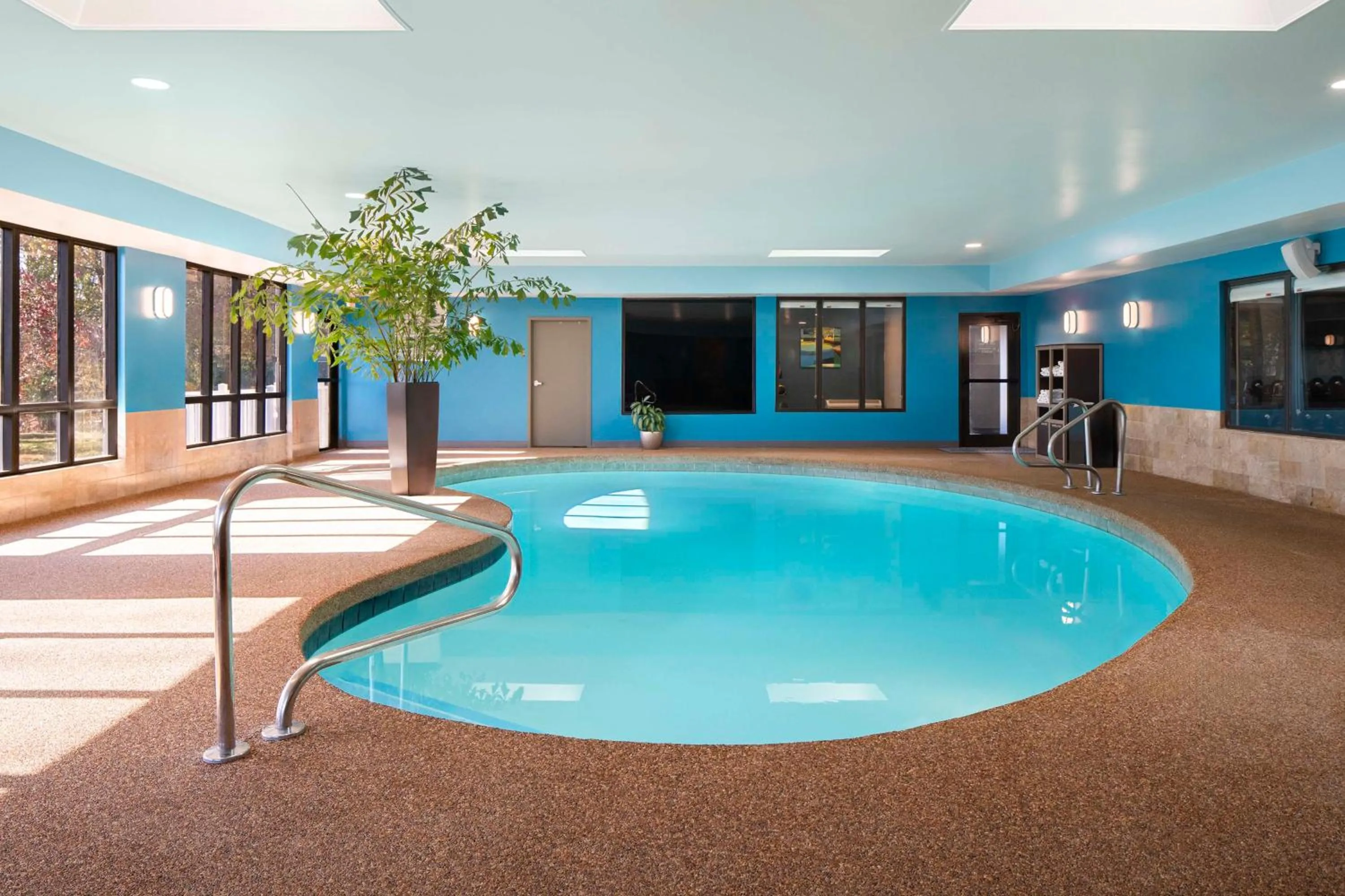 Pool view in Hampton Inn Chicopee - Springfield