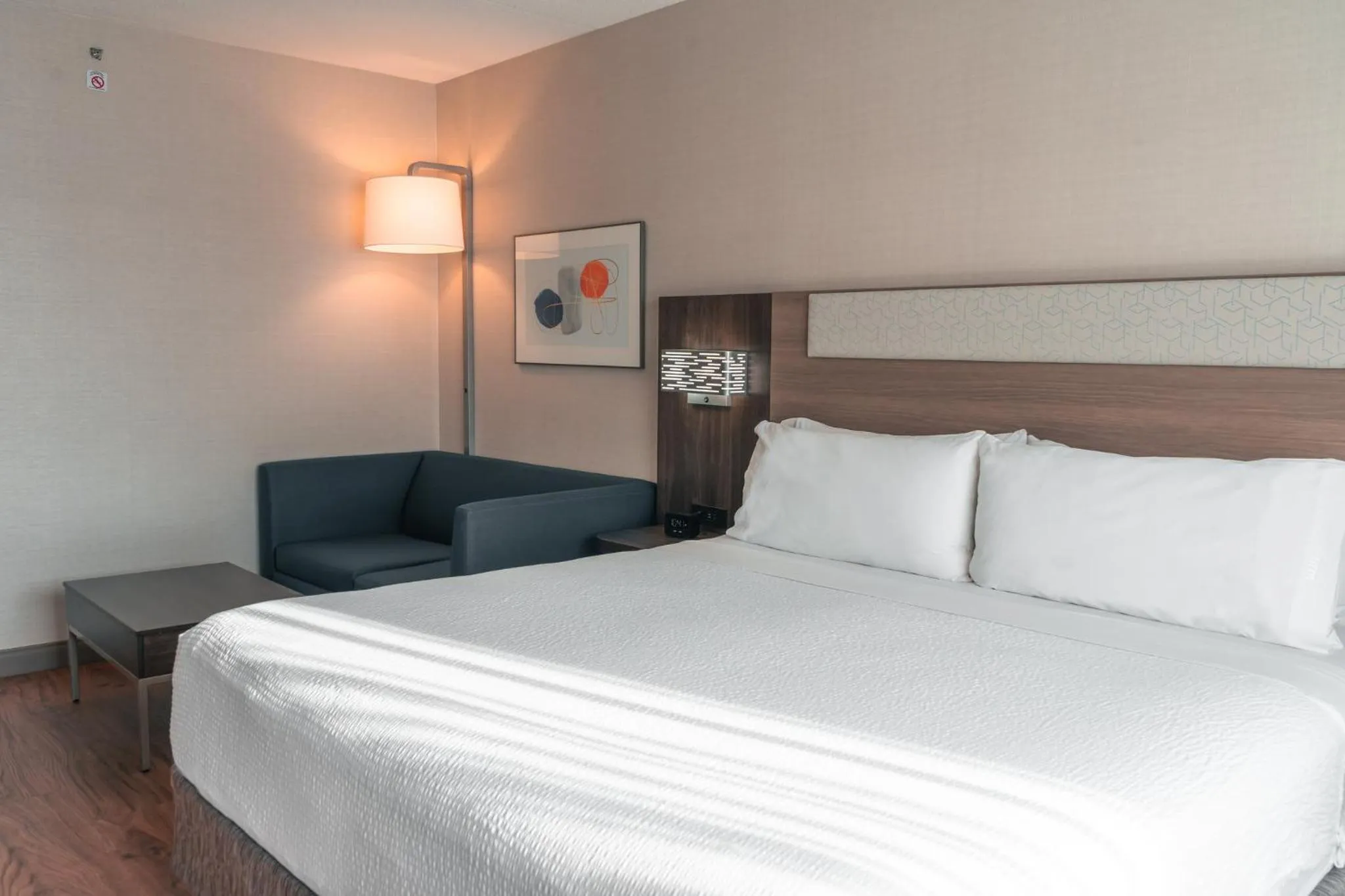 Photo of the whole room, Bed in Holiday Inn Express Kingston Central by IHG