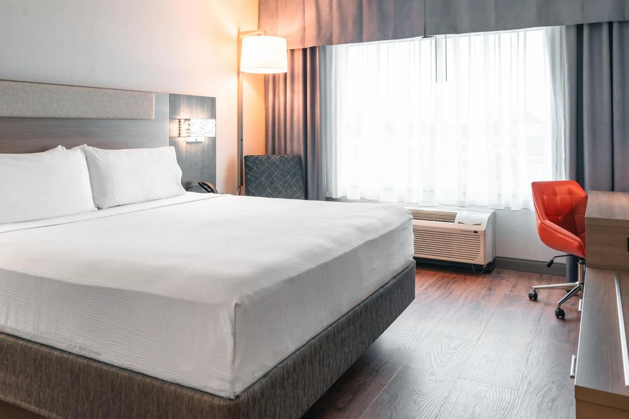 Photo of the whole room, Bed in Holiday Inn Express Kingston Central by IHG