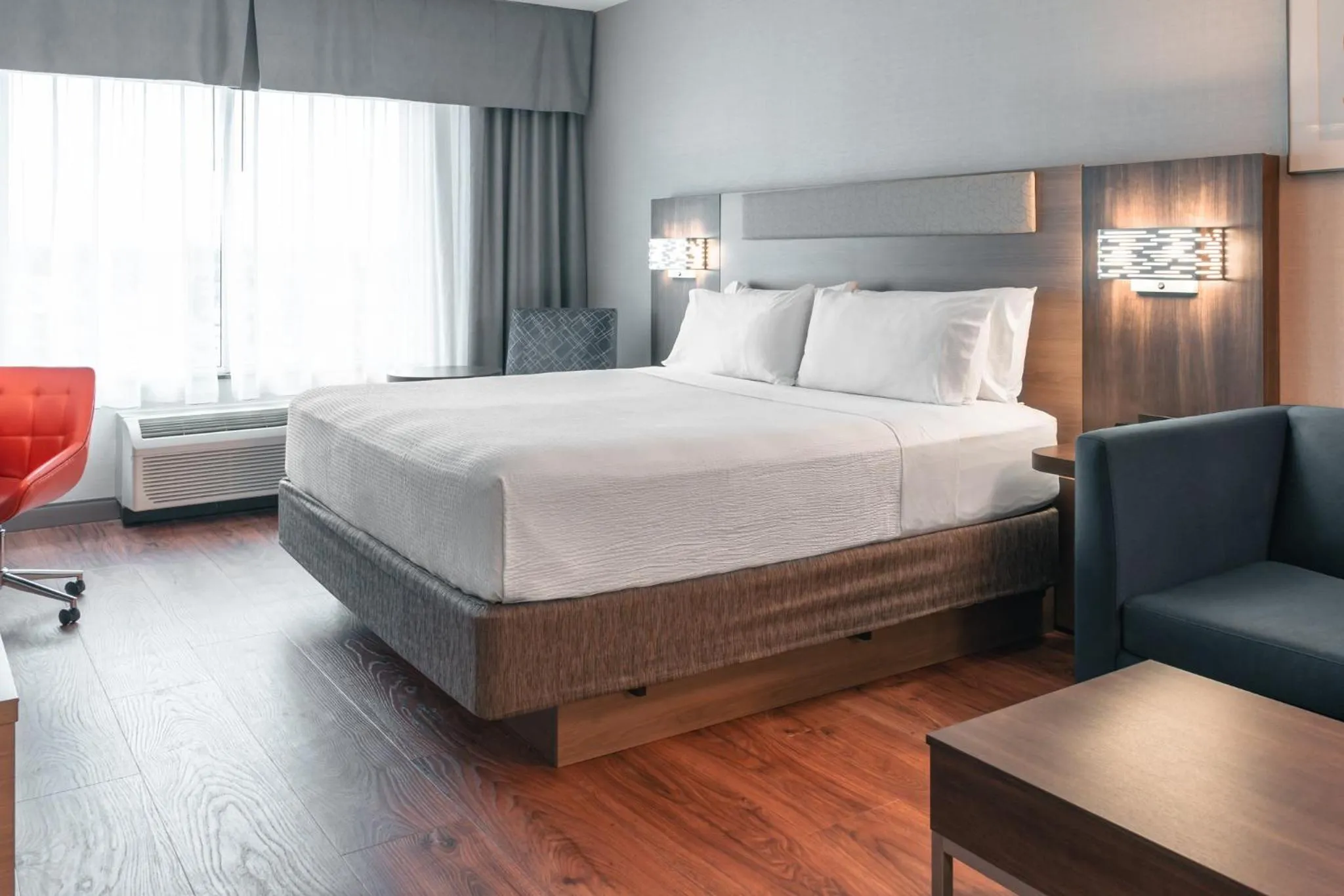 Photo of the whole room, Bed in Holiday Inn Express Kingston Central by IHG