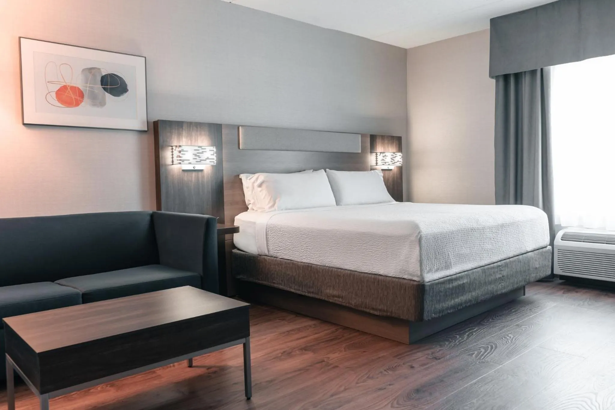 Photo of the whole room, Bed in Holiday Inn Express Kingston Central by IHG