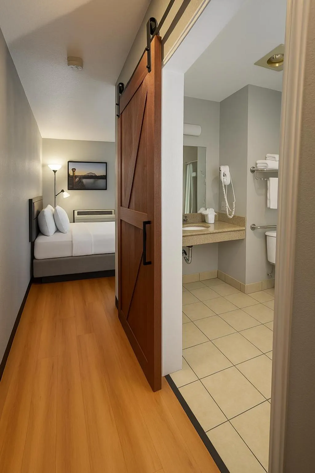 Bed in Sunnyside Inn and Suites