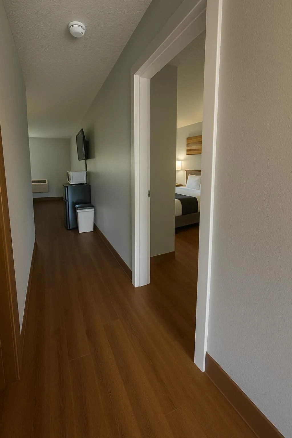 Facade/entrance, Bed in Sunnyside Inn and Suites