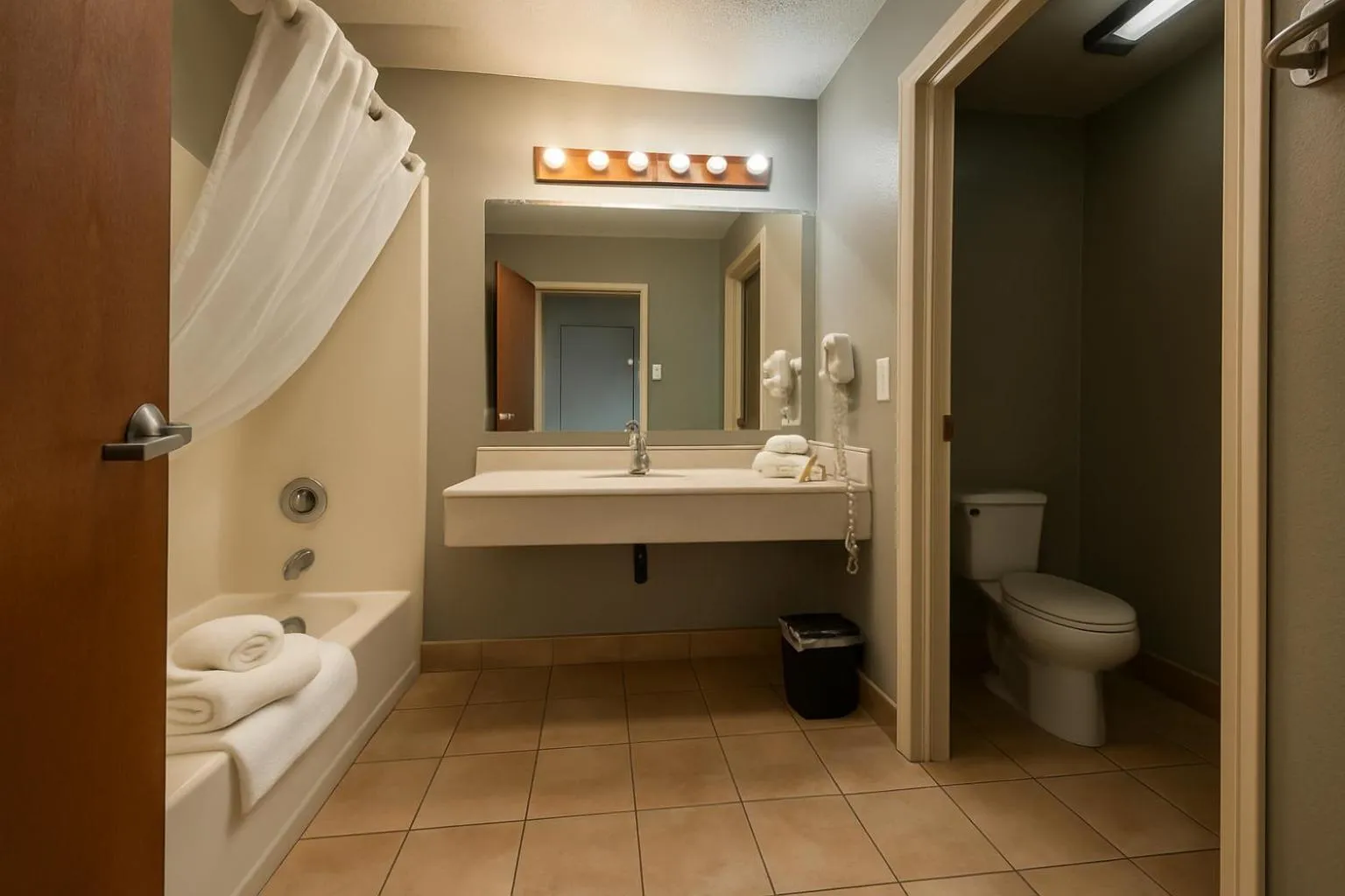 Bathroom in Sunnyside Inn and Suites