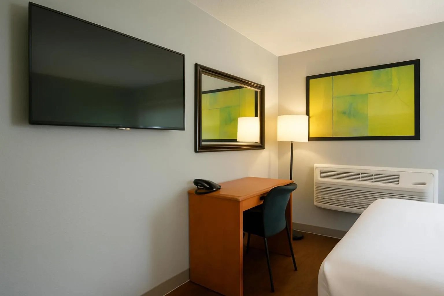 Bedroom, Bed in Sunnyside Inn and Suites