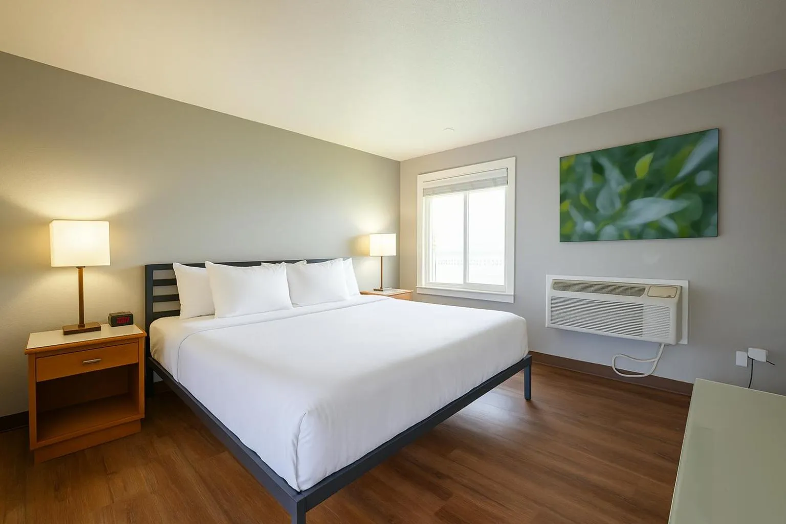 Bed in Sunnyside Inn and Suites