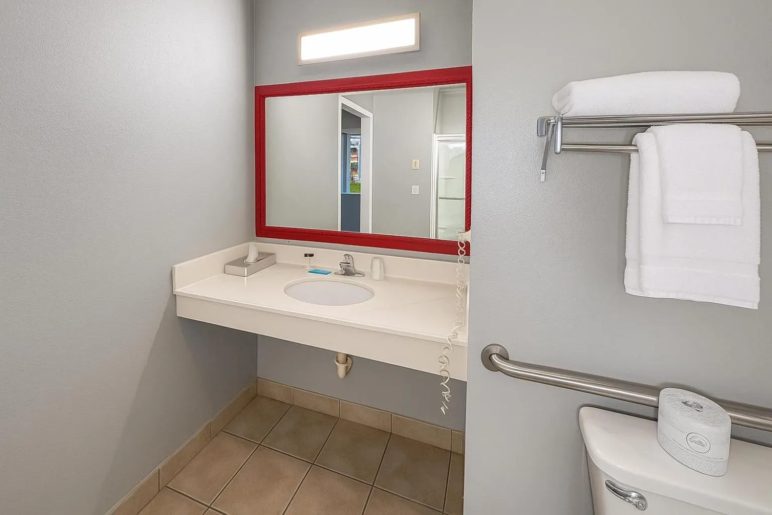 Bathroom in Sunnyside Inn and Suites