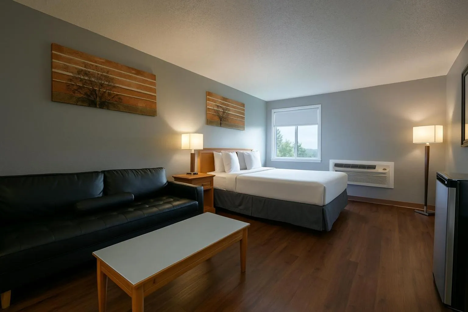 Seating area, Bed in Sunnyside Inn and Suites