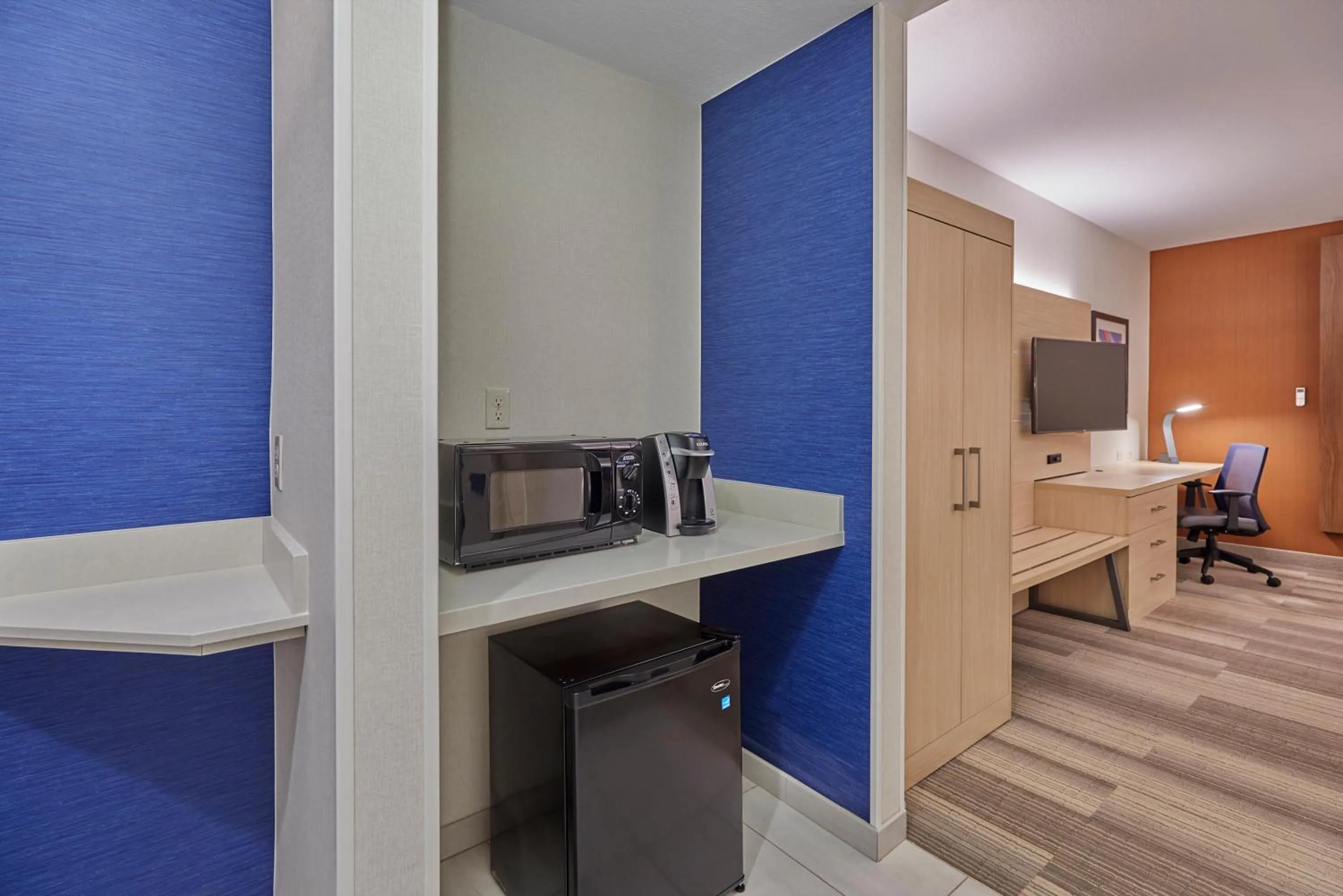 Coffee/tea facilities in Holiday Inn Express : Eugene - Springfield by IHG