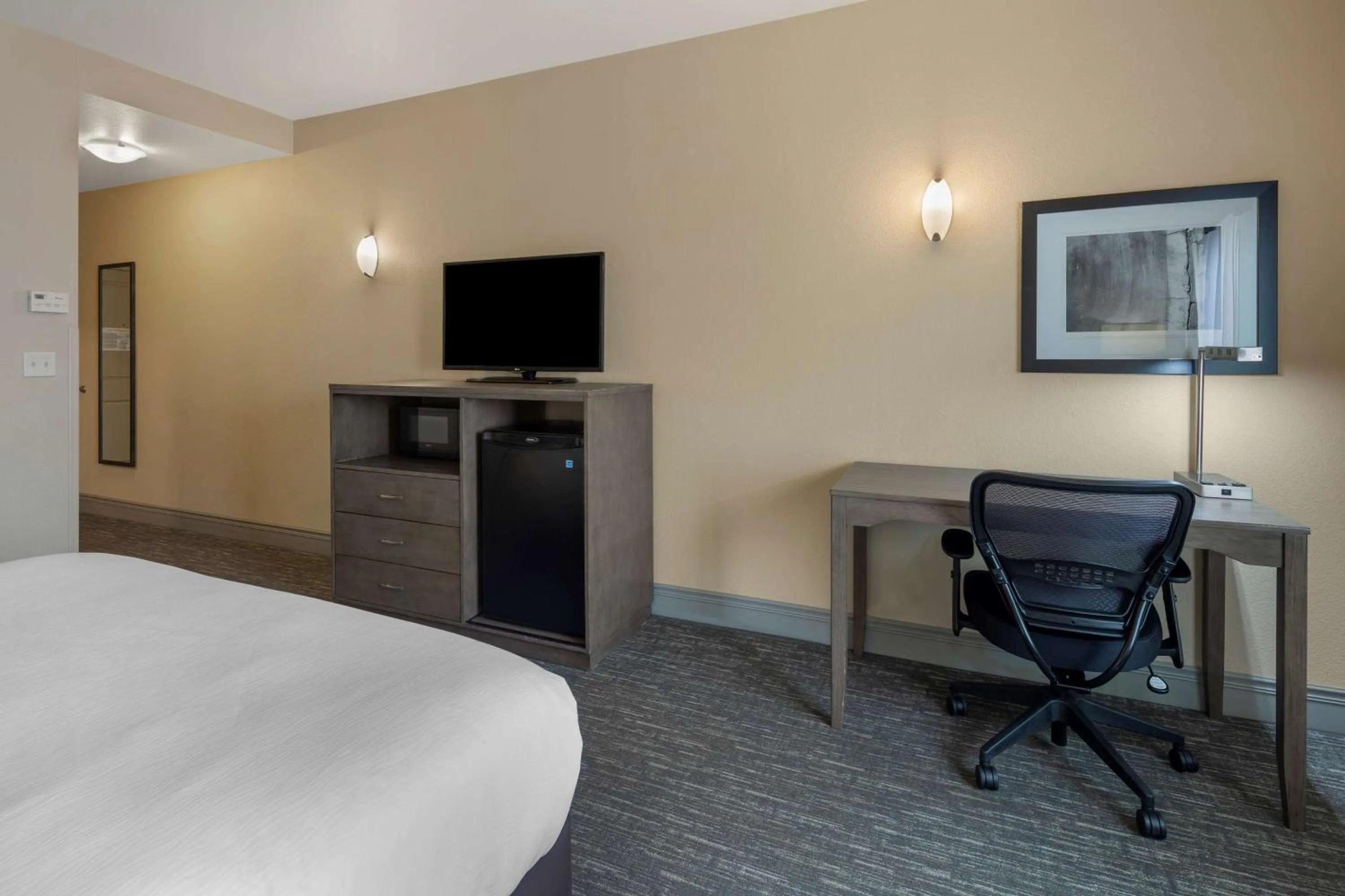 Photo of the whole room, Bed in Best Western Plus Chena River Lodge