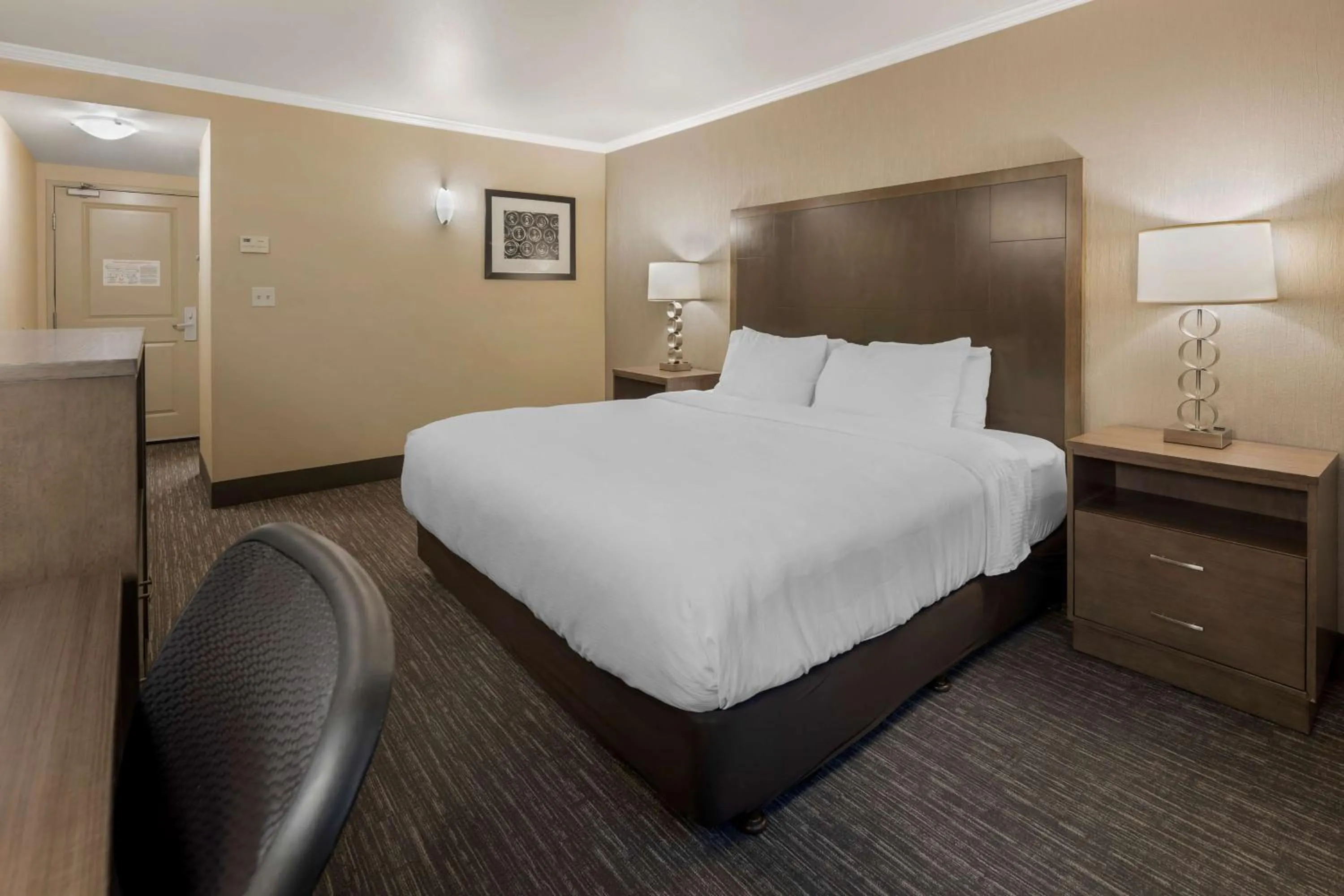 Photo of the whole room, Bed in Best Western Plus Chena River Lodge