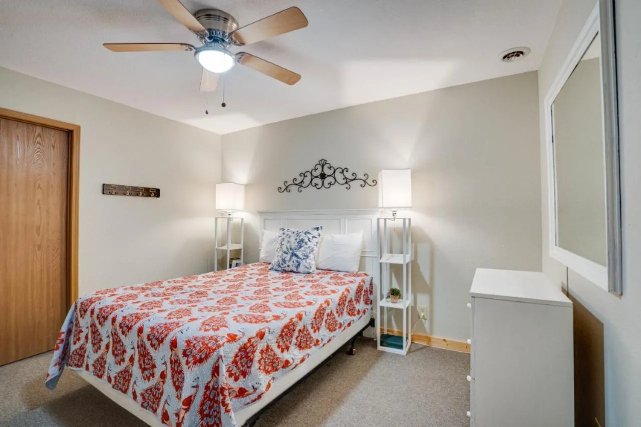 Bedroom, Bed in Lake Breeze Timber