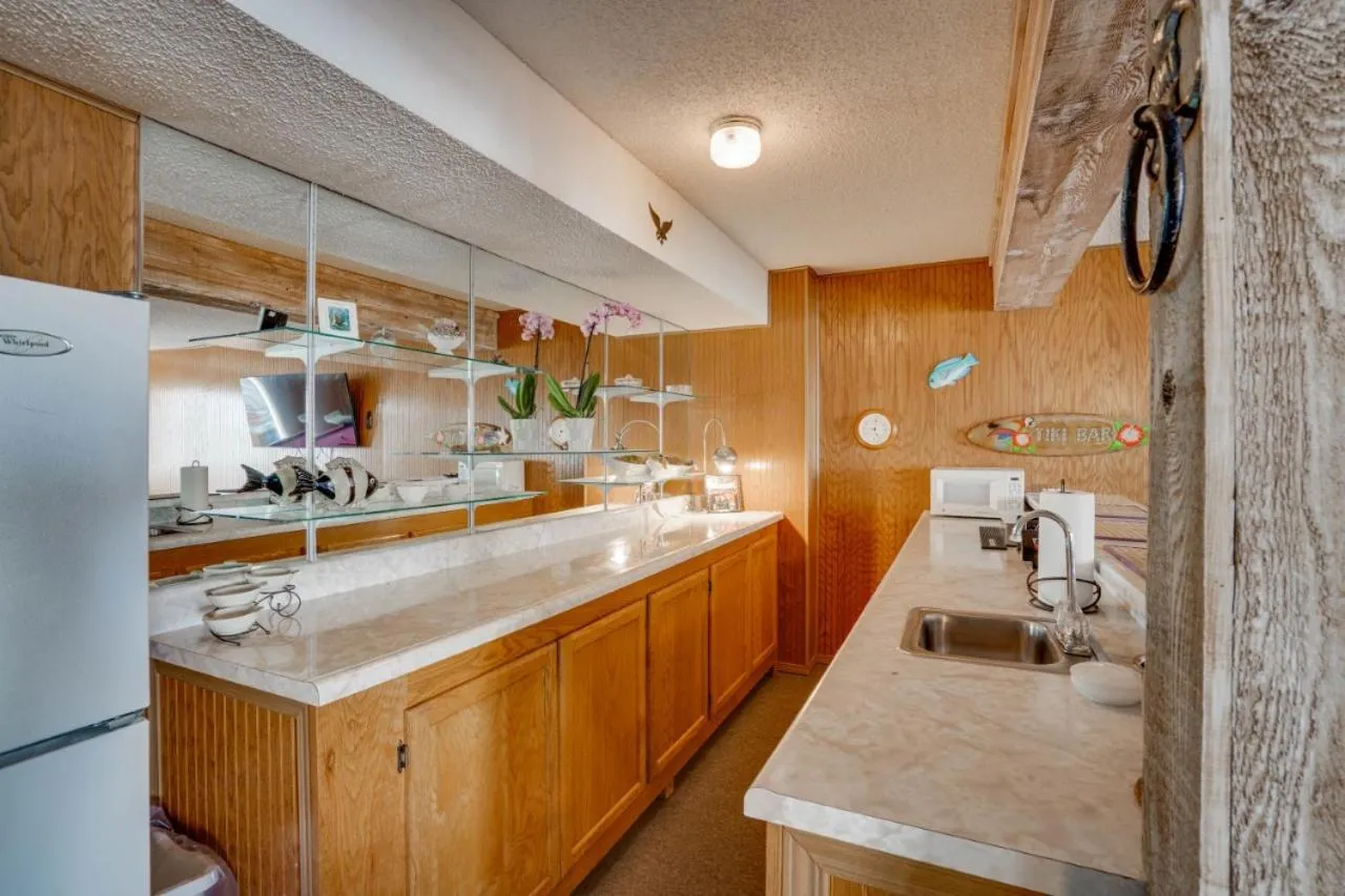 Lounge or bar in Lake Breeze Timber