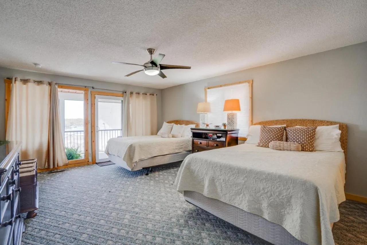 Bedroom, Bed in Lake Breeze Timber