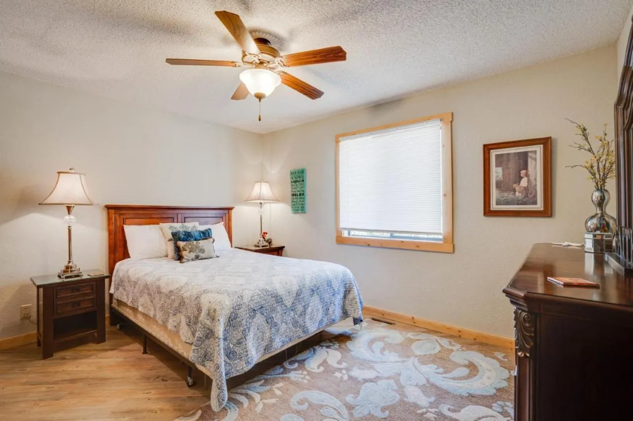 Bedroom, Bed in Lake Breeze Timber