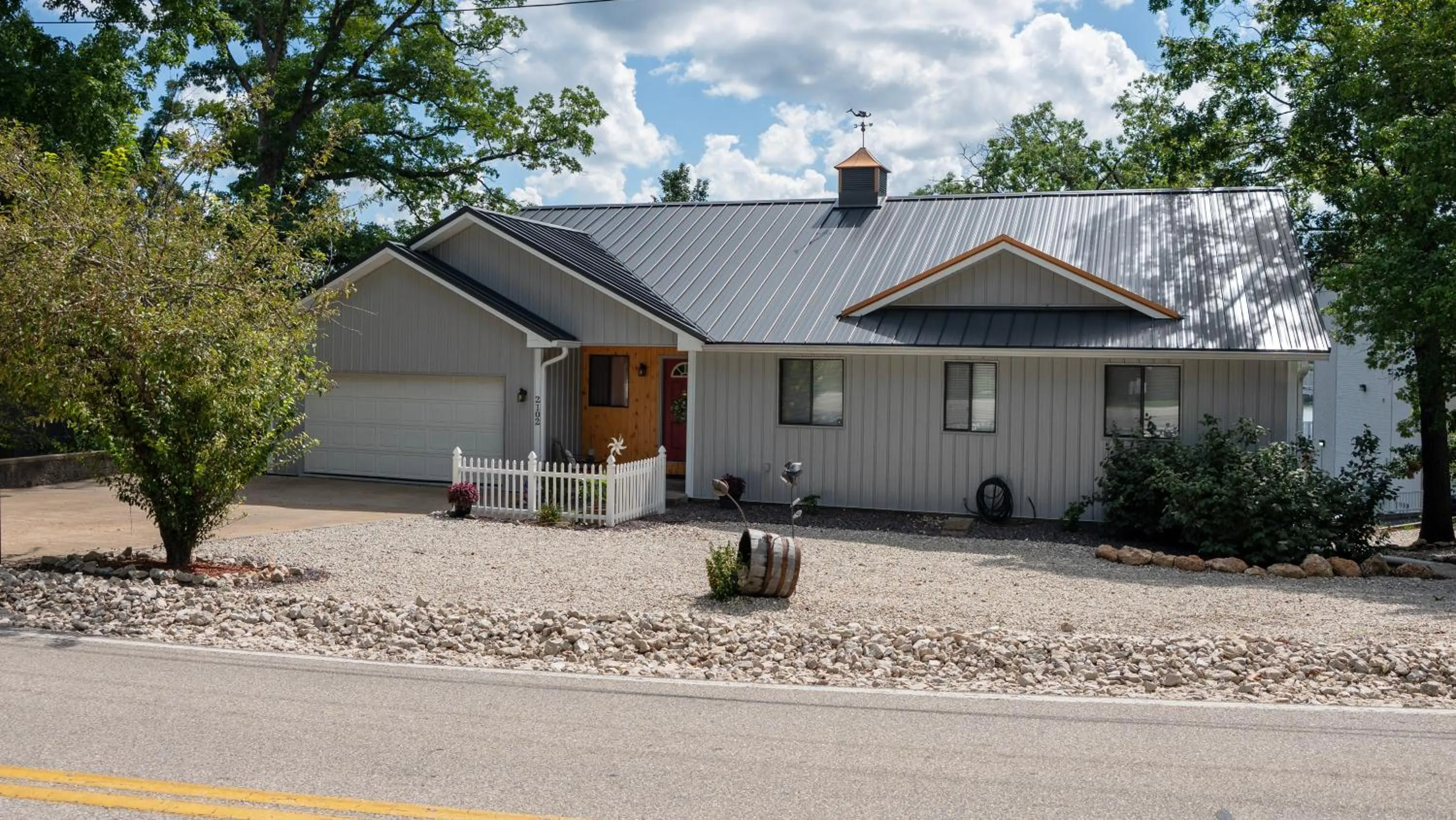 Facade/entrance in Lake Breeze Timber