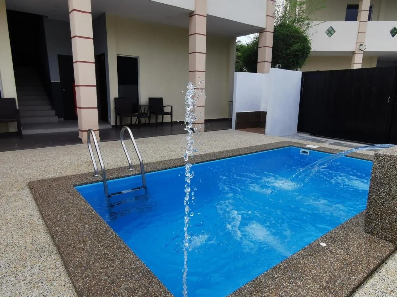 Adina Drive In Motel