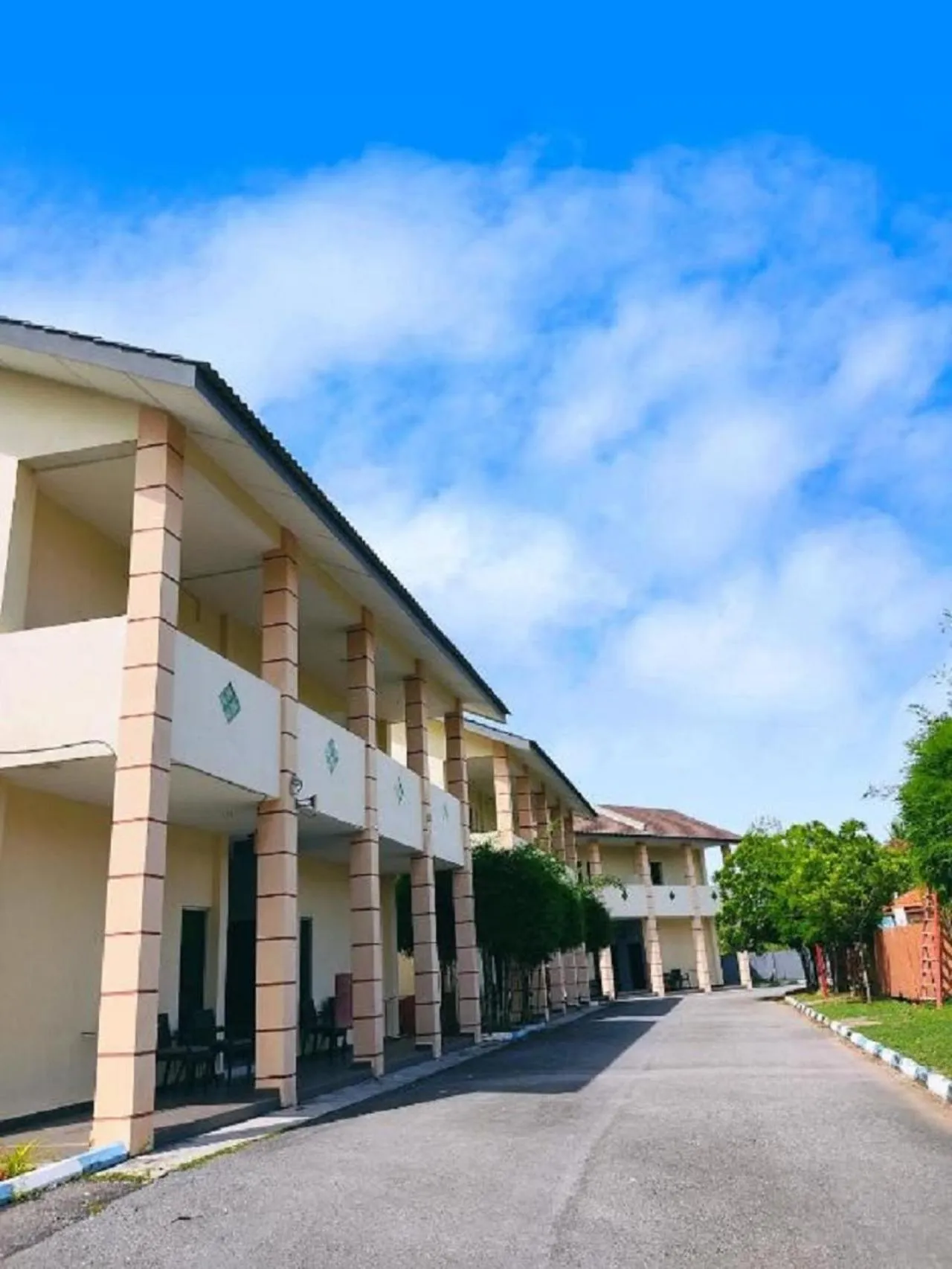 Adina Drive In Motel